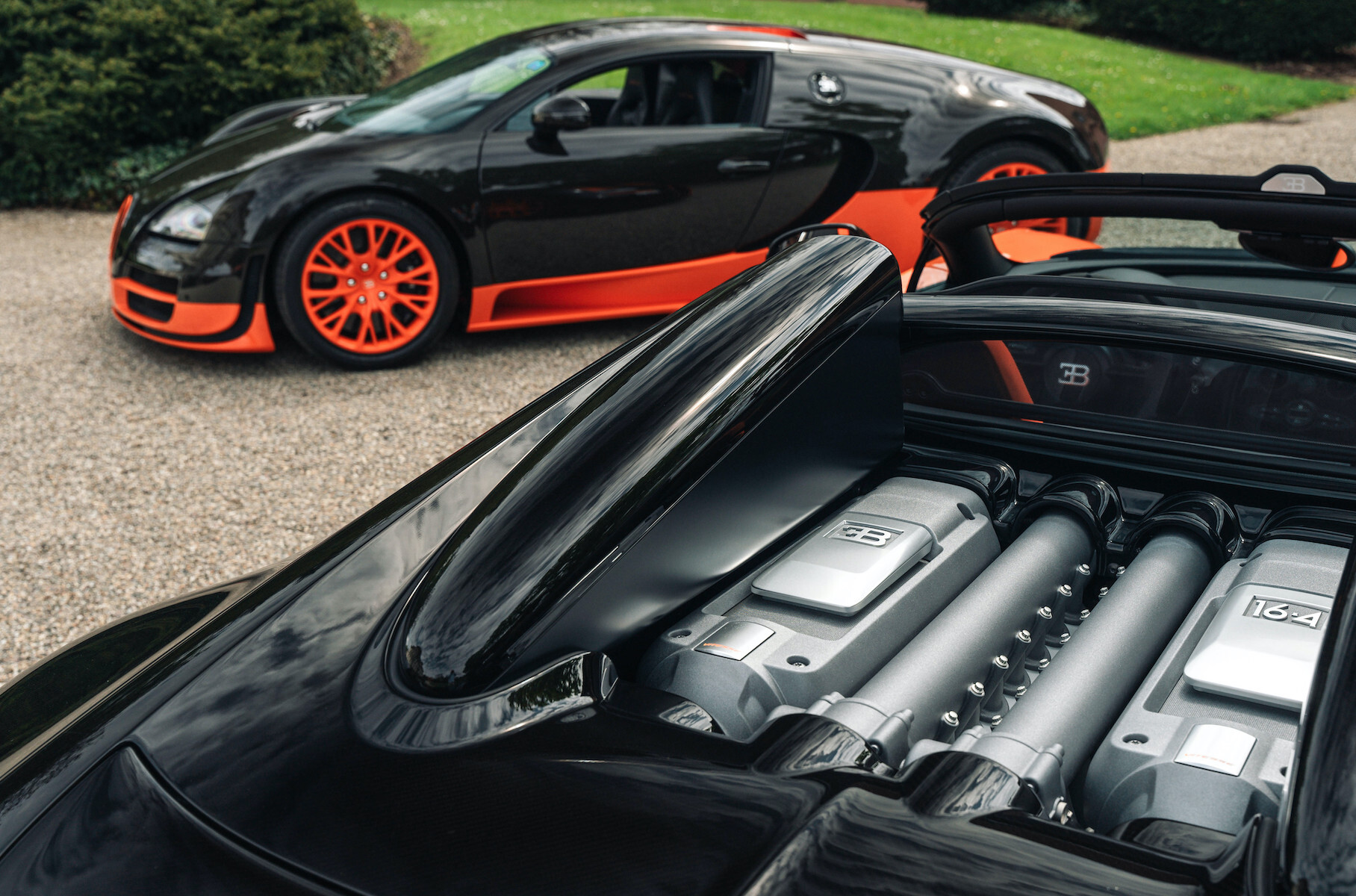 Bugatti Veyron 16.4 Grand Sport Vitesse, установил мировой рекорд скорости в 2013 году, разогнавшись до 408.84 км/ч
