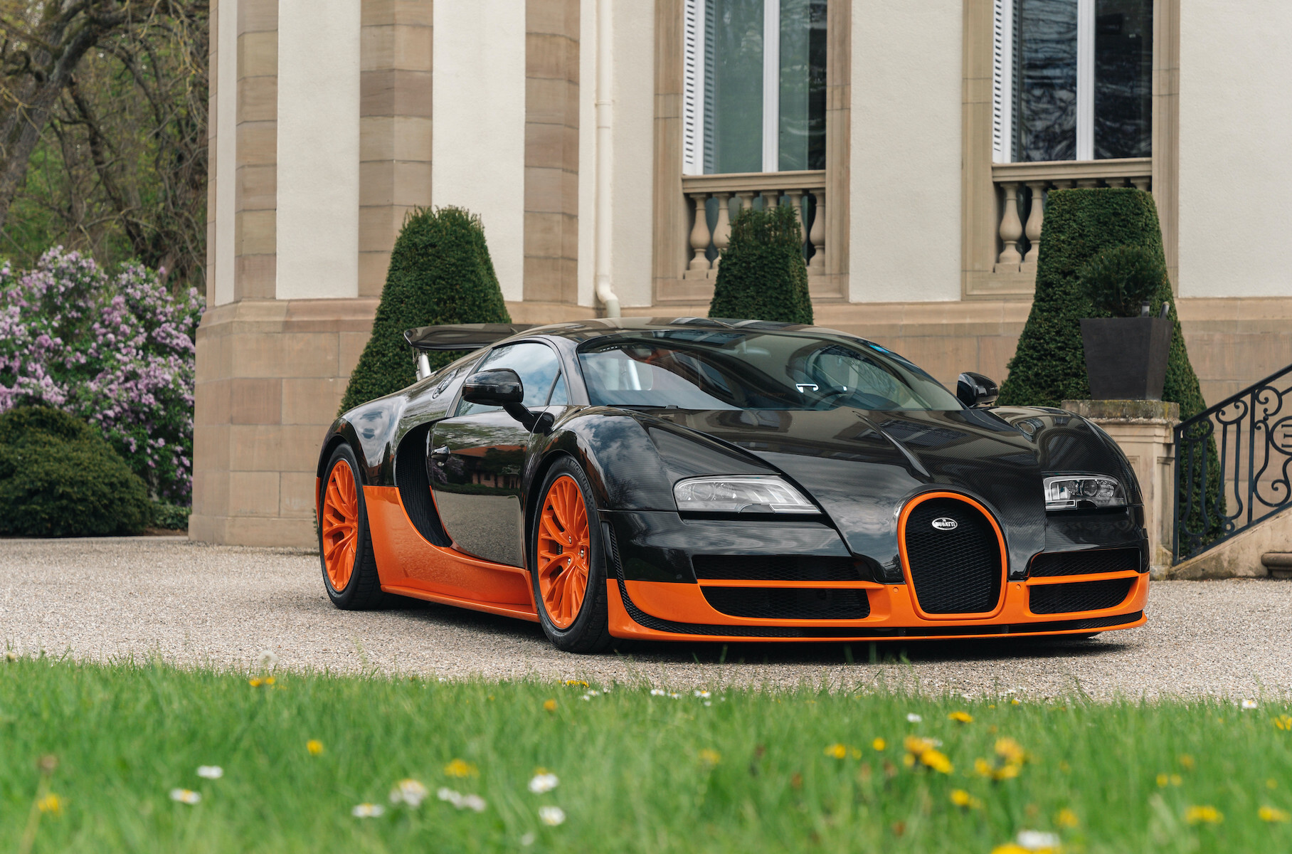 Bugatti Veyron 16.4 Super Sport, установил мировой рекорд скорости в 2010 году, разогнавшись до 431.07 км/ч