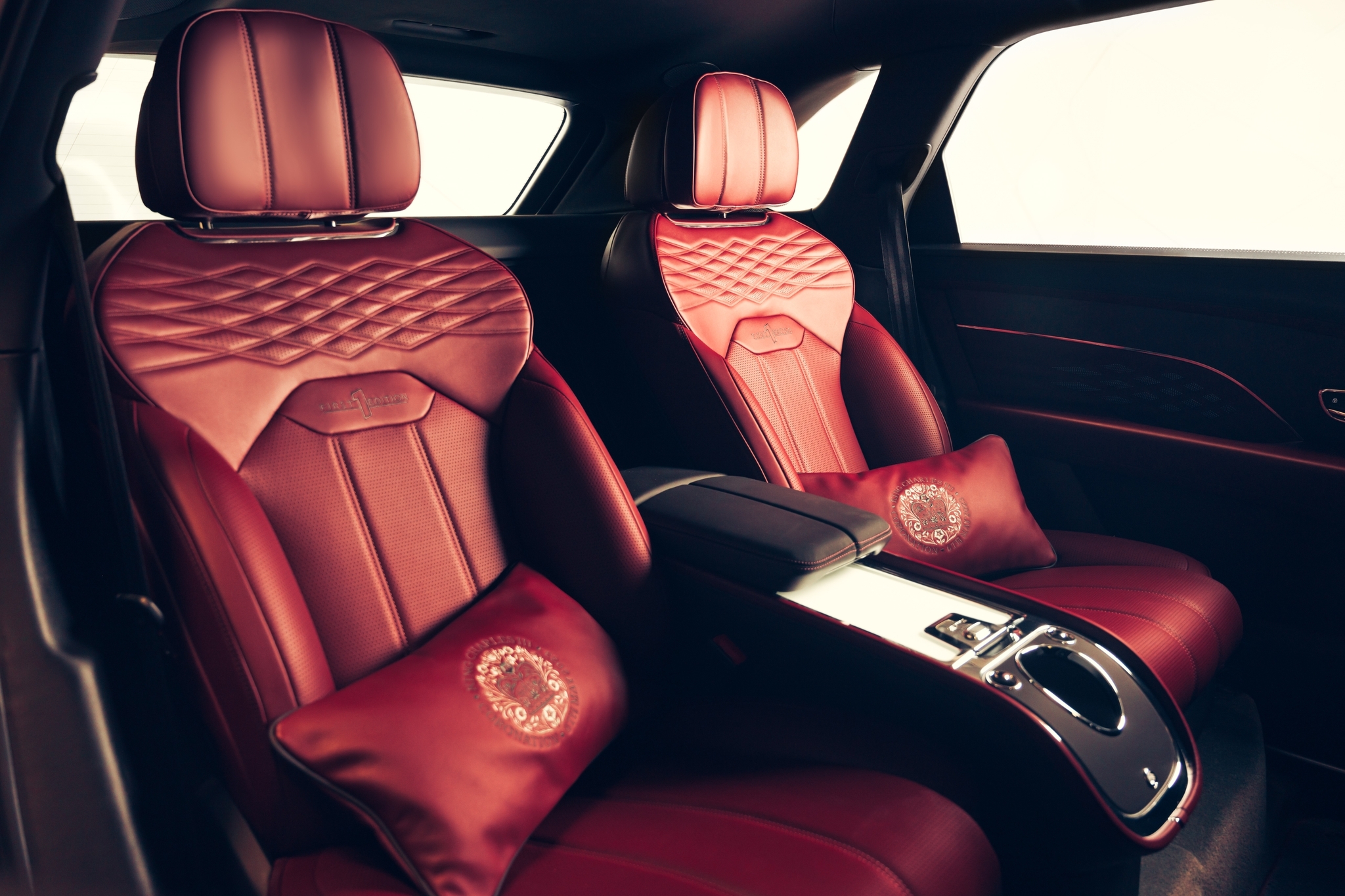 Британская компания Bentley сделала автомобильные подушки к коронации Карла III