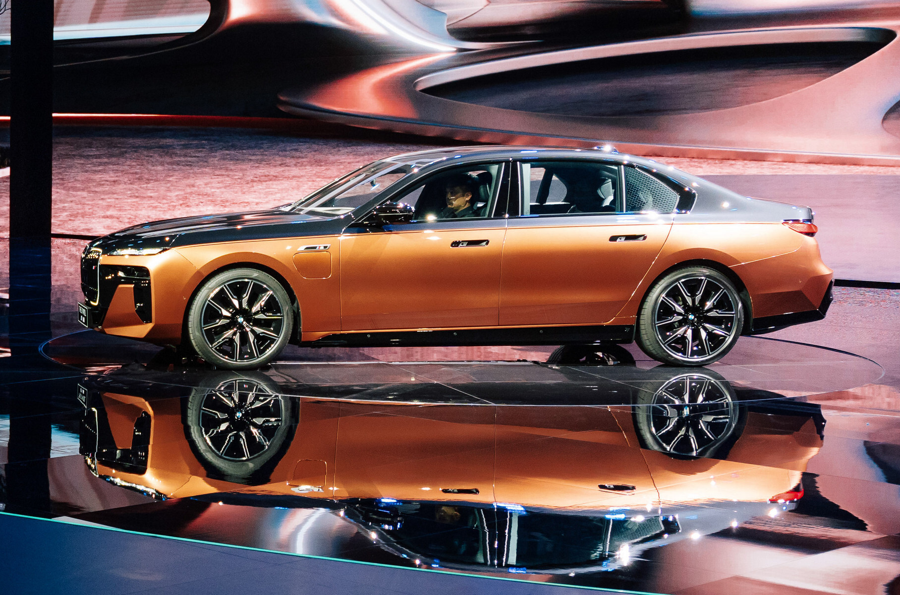 ### BMW i7 M70 xDrive Гвоздём экспозиции BMW был представительский седан [i7 M70](https://motor.ru/news/bmwi7-m70xdrive-17-04-2023.htm) — флагманский вариант электрической «семёрки». Как известно, BMW 7 серии [в кузове G70](https://motor.ru/news/bmw-7-serii-poluchila-novye-dvigateli-vklyuchaya-571-silnyi-gibrid-29-09-2022.htm) может быть бензиновым, дизельным, гибридным или даже полностью электрическим. Но до сих пор батарейный вариант был только один. Теперь же отделение BMW M подготовило флагманскую версию — которая носит звание самого мощного электрического BMW. Кстати, литеру «M» седаны седьмой серии впервые получили только в прошлом поколении — тогда это была 12-цилиндровая версия [M760Li](https://motor.ru/testdrives/bmwm760i.htm).