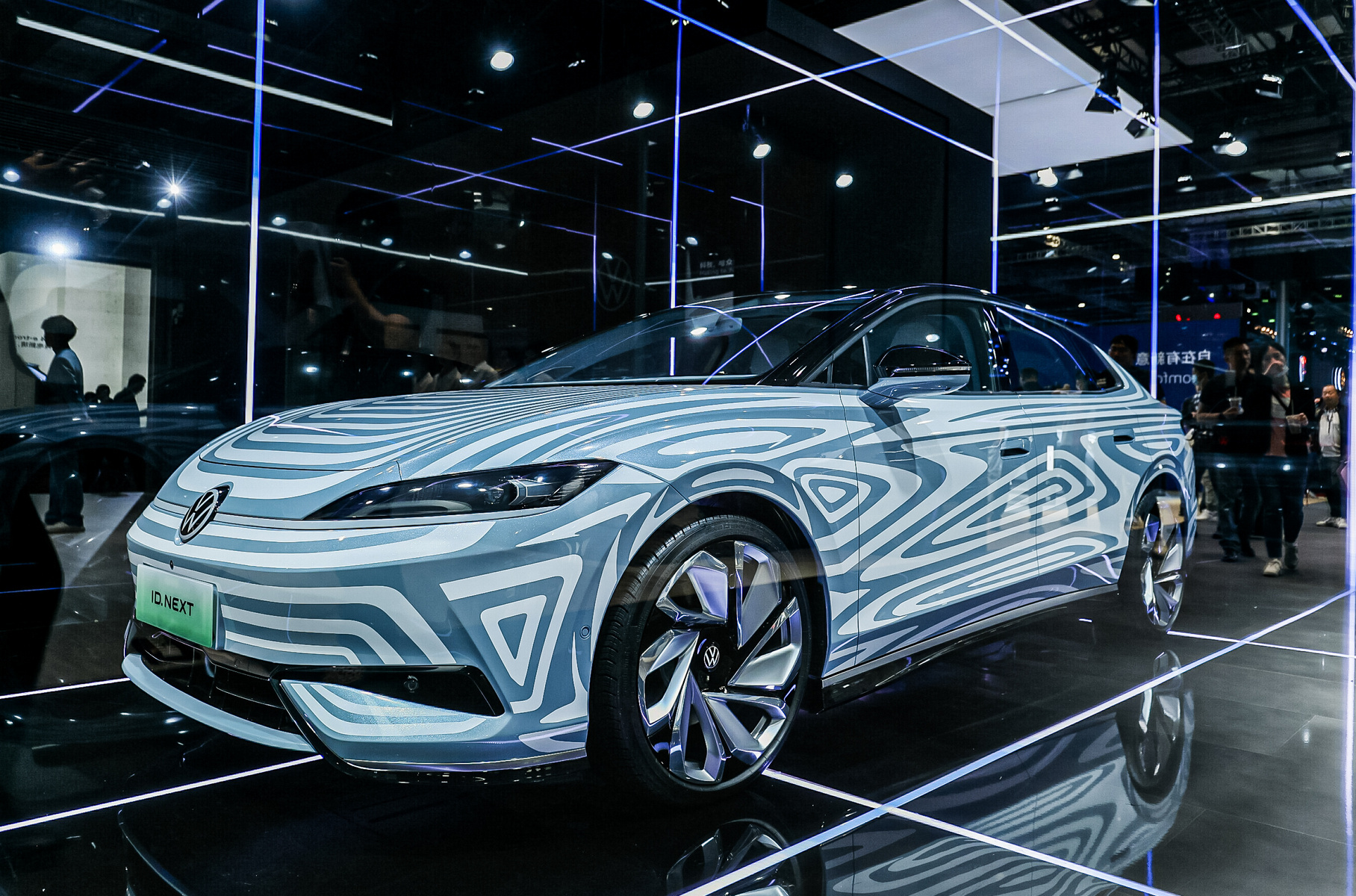 ### Volkswagen ID.Next В Китае у нового электро-Фольксвагена будет ещё и модель-близнец. Пока что Volkswagen ID.Next носит статус концепт-кара, но вскоре его производство развернут на другом совместном предприятии, SAIC Volkswagen. Несмотря на одинаковую техническую начинку, внешность у него отличается довольно сильно: здесь не только иные бамперы и оптика, но и своя форма боковин. И силуэт совсем непохож за счёт толстой задней стойки.