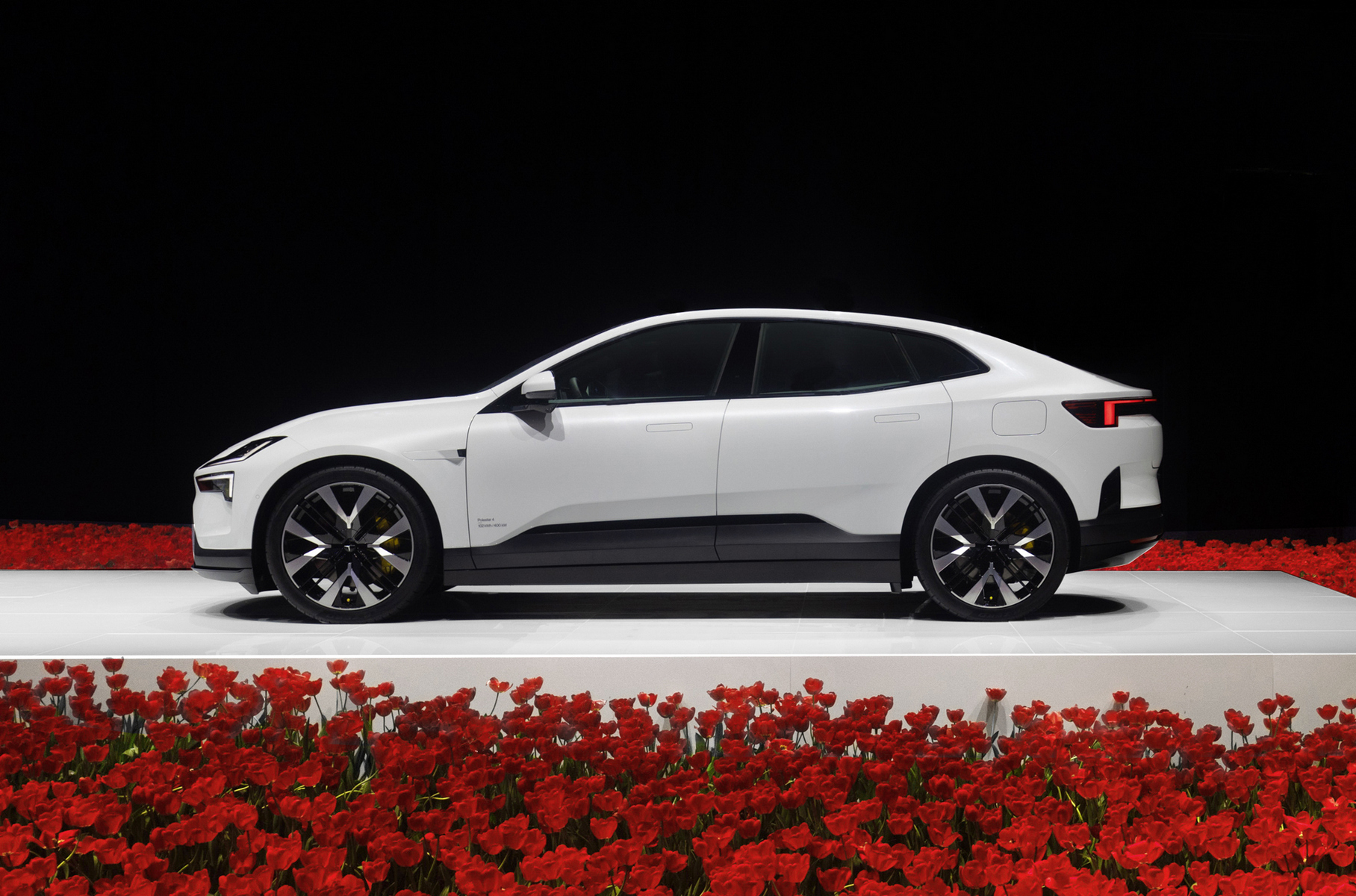 ### Polestar 4 А это новинка шведского бренда Polestar, который несколько лет превратился из «придворного» тюнера Volvo в самостоятельного производителя, и тоже входит в состав концерна Geely. Купе-кроссовер [Polestar 4](https://motor.ru/news/polestar-4-18-04-2023.htm) выполнен по мотивам концепта [Precept](https://motor.ru/news/polestar-precept-25-02-2020.htm), а его самая необычная черта — полное отсутствие заднего стекла. Поэтому картинка сзади транслируется с камеры на монитор, установленный на месте зеркала. Другие особенности — безрамочные двери, убирающиеся ручки и оптика в форме мифического молота-мьёлнира.