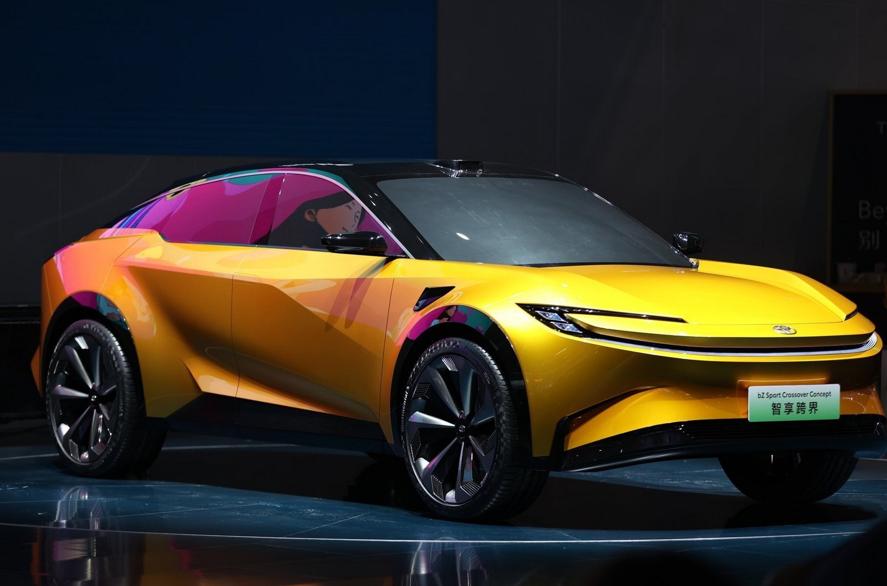 ### Toyota bZ Sport Toyota представила [два кроссовера](https://motor.ru/news/toyota-bz-18-04-2023.htm) своего нового электромобильного суббренда bZ — оба в статусе концепт-каров. Золотисто-оранжевый Toyota bZ Sport — молодёжный купе-кроссовер с лихим силуэтом в духе новой Тойоты Prius и рельефными боковинами. Внутри — полный минимализм, прямоугольный руль-штурвал и криволинейные мониторы. Машина подготовлена совместно с китайскими партнёрами Тойоты из концернов FAW и BYD.