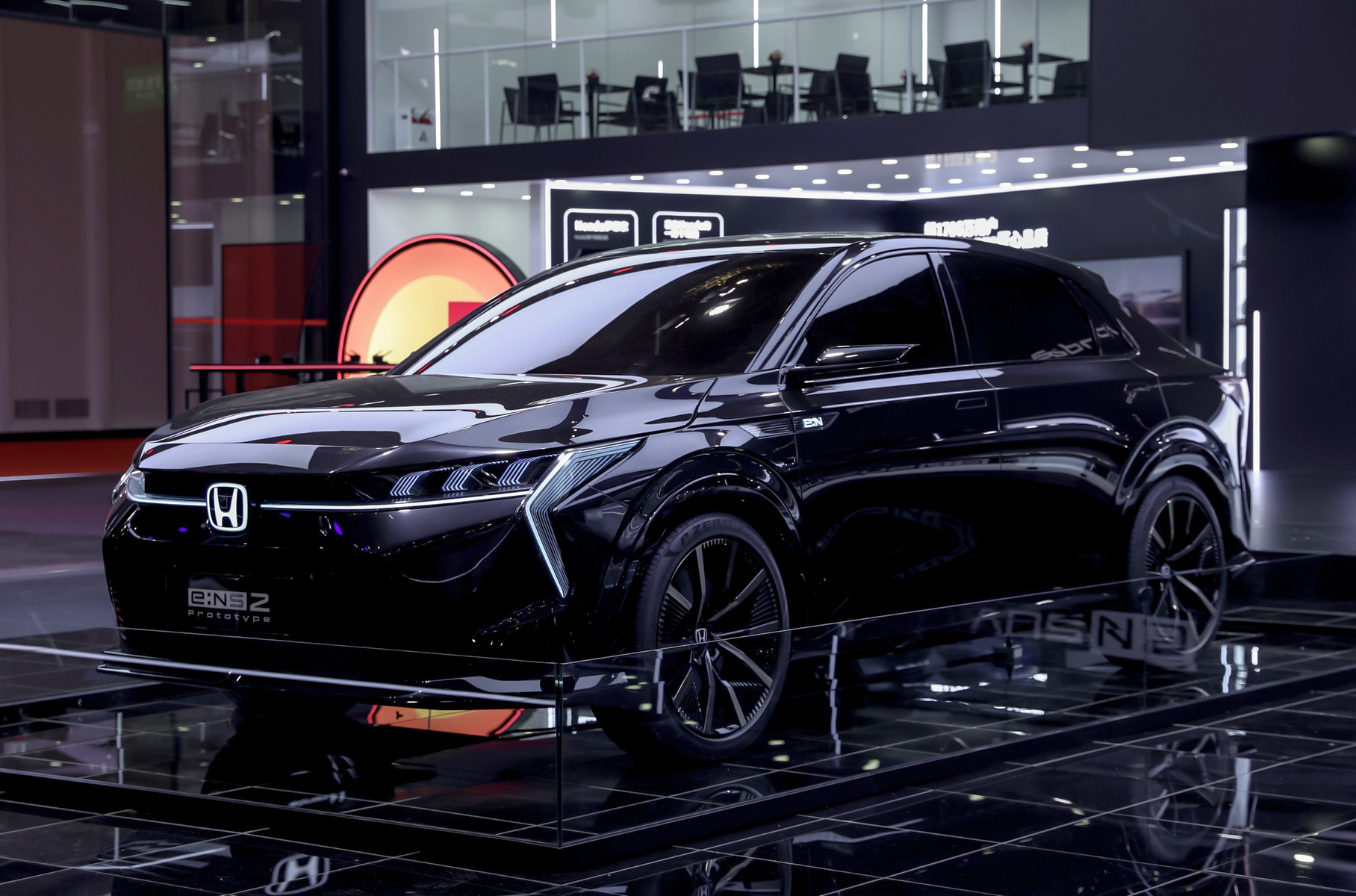 ### Honda e:NP2 и Honda e:NS2 Пара концепт-каров на стенде Honda совсем скоро превратятся в товарные машины: начало серийного производства запланировано на первый квартал 2024 года. Это электрические кроссоверы с динамичным спортивным силуэтом, с лихо заваленной задней стойкой кузова. Основная разница между ними заключается в оформлении передка. По сути, это модели-близнецы — как и электромобили e:NP1 и e:NS1, на основе которых они созданы. А они, в свою очередь, сделаны на базе бензинового кроссовера Honda HR-V.
