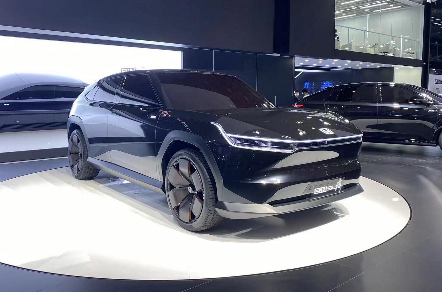 ### Honda e:N SUV Prologue А вот эта модель явно находится дальше от серийного производства — в Шанхае показали только макет с наглухо затонированными окнами. Это будет более крупная и дорогая машина: в основу серийного кроссовера ляжет продвинутая платформа e:N Architecture W с двухрычажной подвеской спереди и «многорычажкой» сзади. Она рассчитана на установку одного электромотора на задней оси или двух — сзади и спереди.