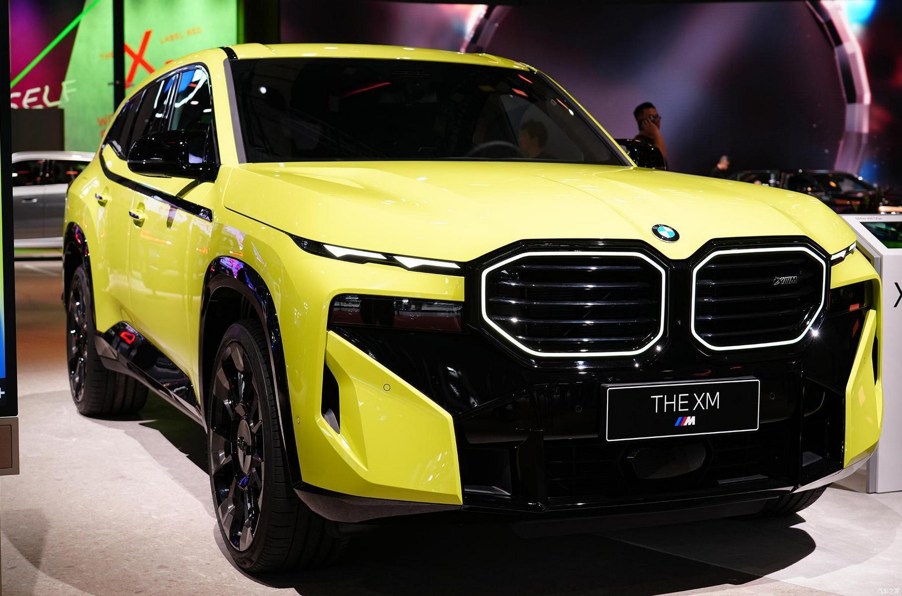 ### BMW XM 50e Одновременно со сверхдорогой и сверхмощной «семёркой» компания BMW представила гибридный кроссовер [XM](https://motor.ru/lab/bmw-xm-view.htm) в начальной, наименее «заряженной» [версии 50e](https://motor.ru/news/bmw-xm-specs-18-04-2023.htm). Вместо турбомотора V8 4.4 у неё под капотом — трёхлитровая рядная «шестёрка» с турбонаддувом. В остальном техника повторяет старшие модификации: здесь тоже 8-ступенчатый «автомат» с интегрированным электромотором мощностью 197 л.с. и постоянный полный привод с активным задним дифференциалом. Совокупная отдача силовой установки составляет 475 л.с. против 653 л.с. у восьмицилиндровых машин. Время разгона до 100 км/ч увеличилось с 4,3 до 5,1 с. Запас хода в чисто электрическом режиме составляет достигает 84 км.
