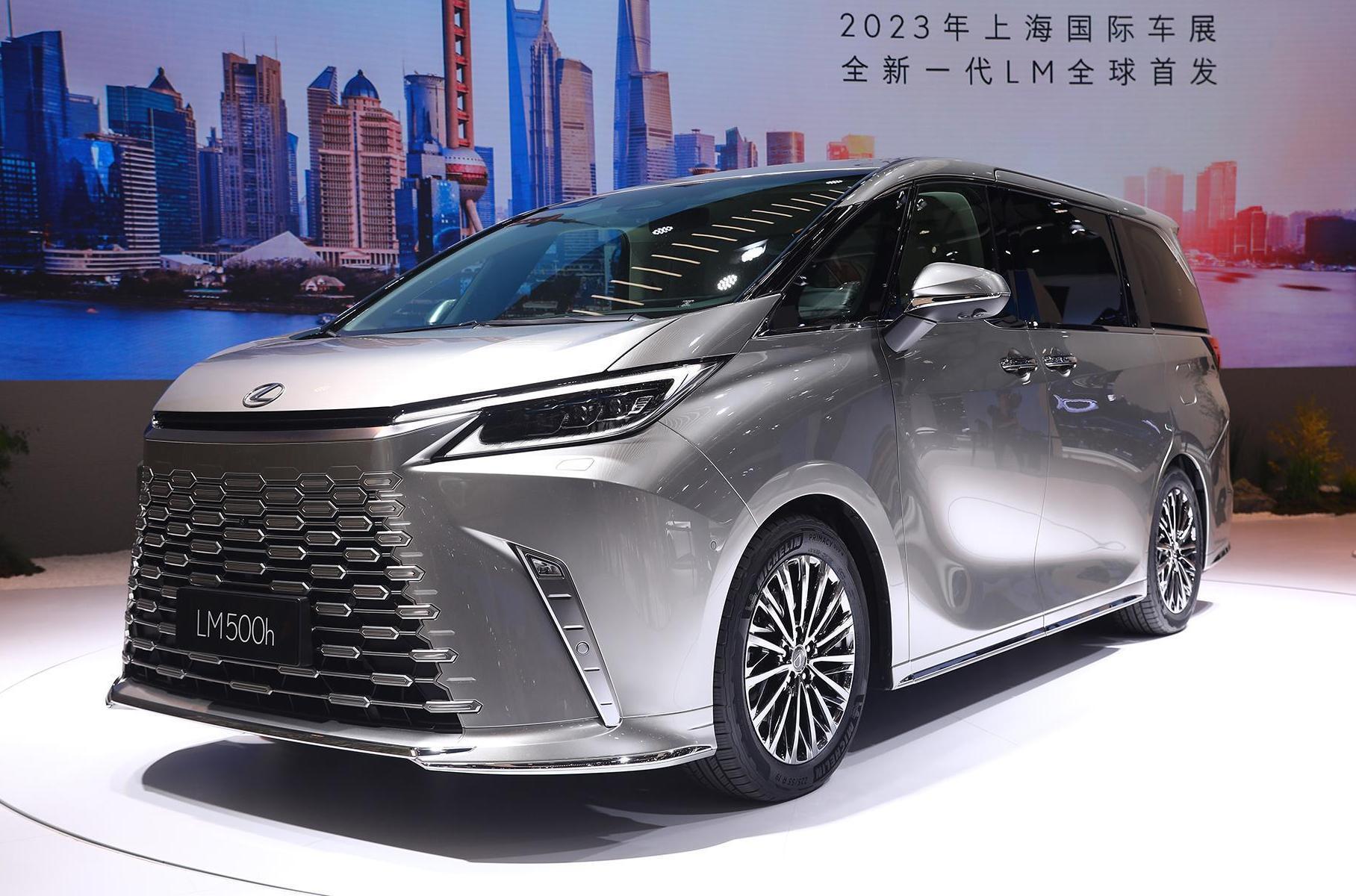 ### Lexus LM Lexus сыграл премьеру люкс-минивэна [Lexus LM](https://motor.ru/news/new-lexus-lm-18-04-2023.htm) второго поколения. Колёсная база осталась прежней (3000 мм), общая длина выросла до 5125 мм (+85 мм). В большинстве исполнений салон семиместный (посадочная формула 2+2+3), но предусмотрена топ-версия с роскошным салоном лимузинного типа — с перегородкой за передними сиденьями и всего двумя роскошными «тронами» в задней части. Пока представлены только гибридные версии с приводом на все колёса.