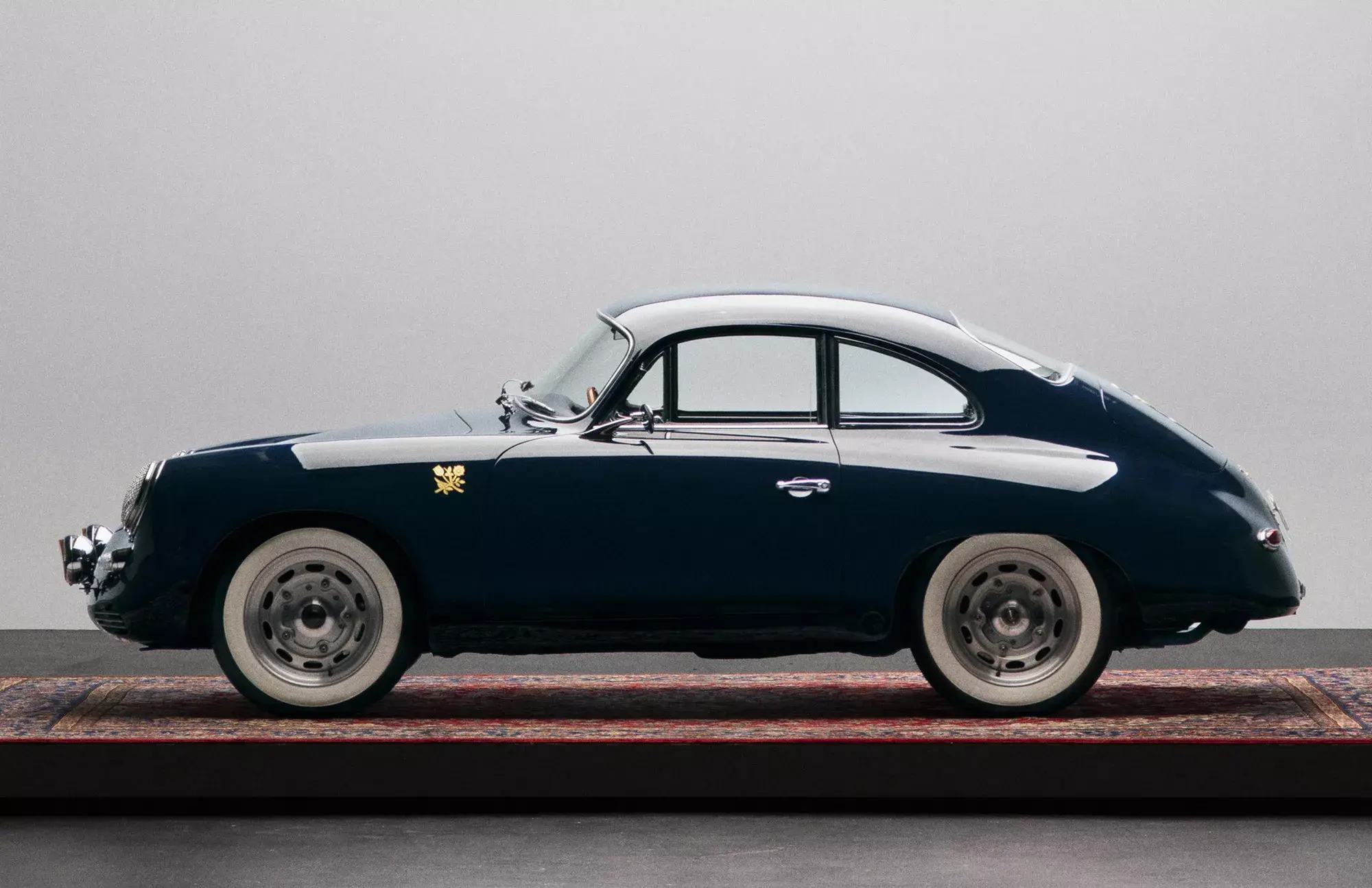 Американская компания Aime Leon Dore украсила спорткар Porsche 356 B сусальным золотом