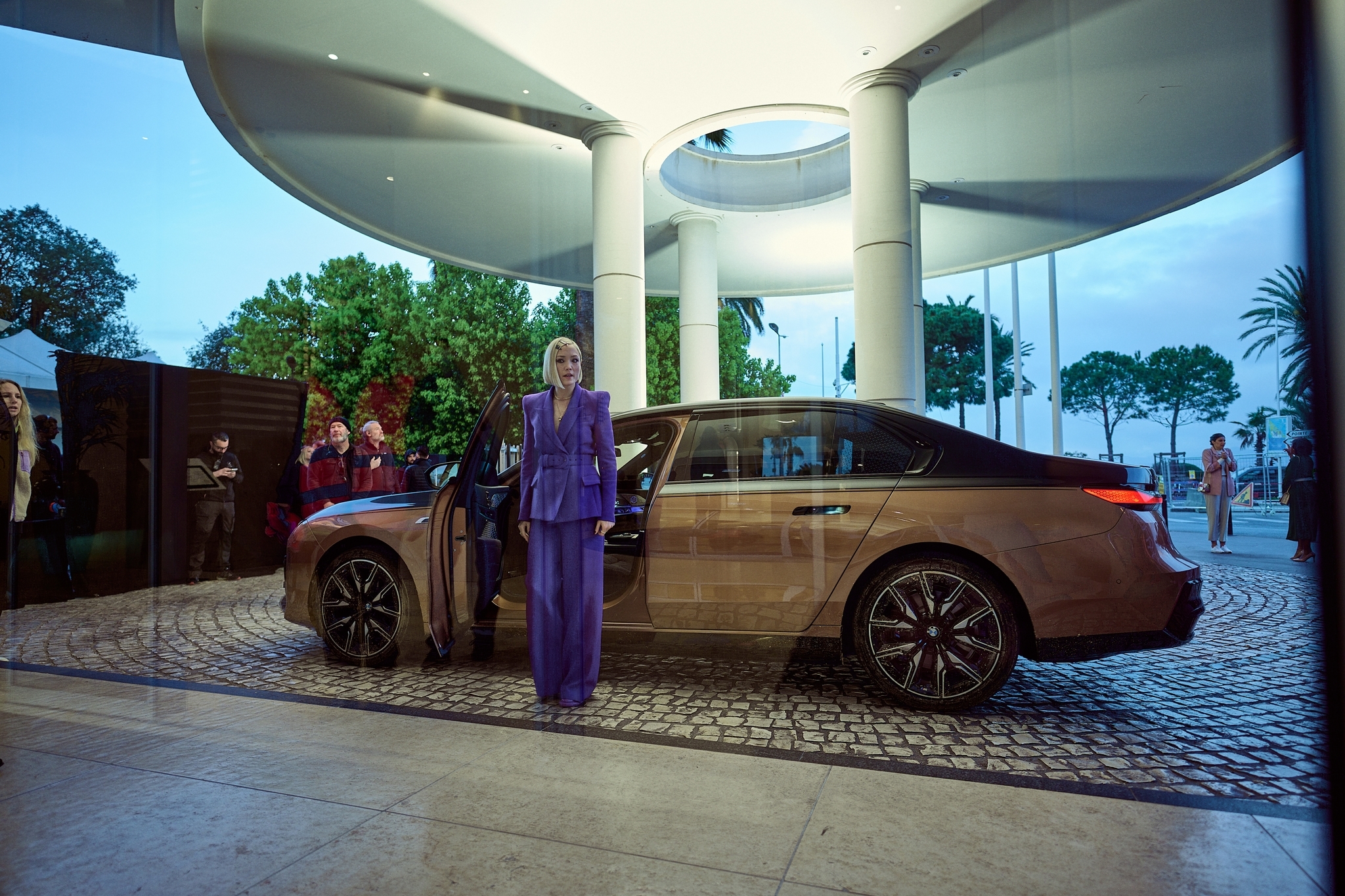 Компания BMW анонсировала шпионскую короткометражку с Умой Турман и седаном i7 M70 xDrive