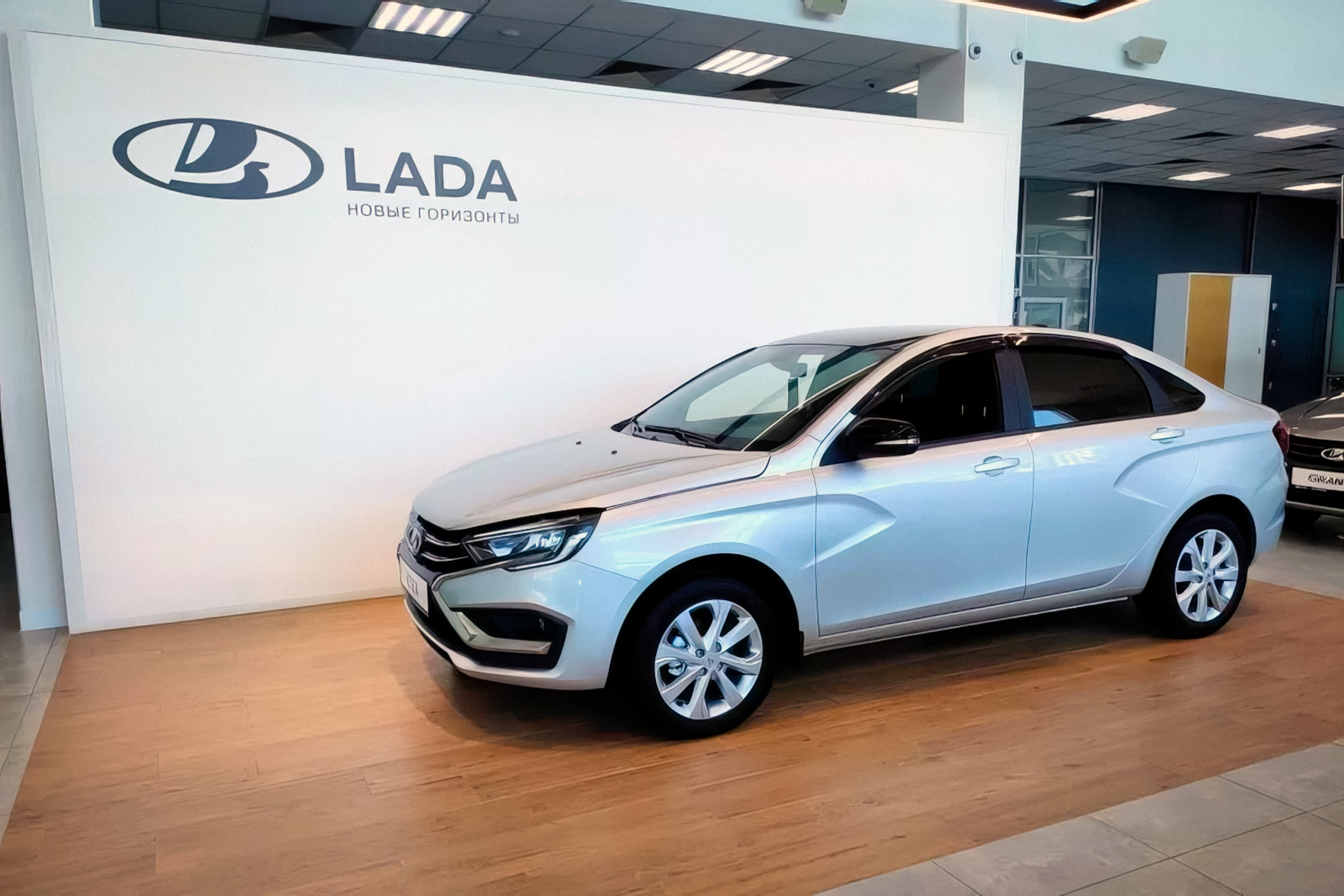 В российском автосалоне выставили на продажу Lada Vesta NG за 1 680 000 рублей