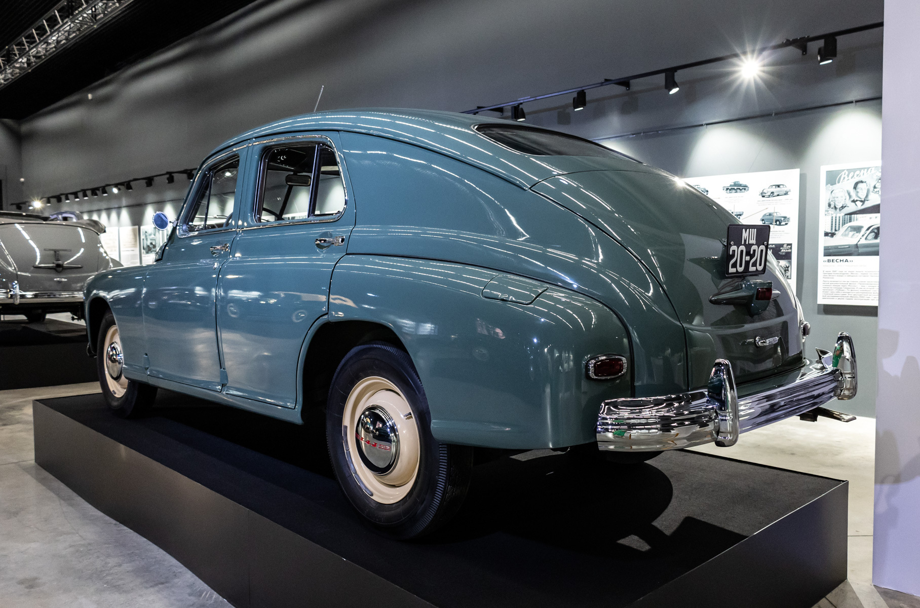 Проектирование модели началось в 1939 году. По одной из версий, конструкторы были вдохновлены моделью Opel Kapitan 1938 года с обтекаемым несущим кузовом, 2,5-литровым мотором и передней пружинной подвеской.