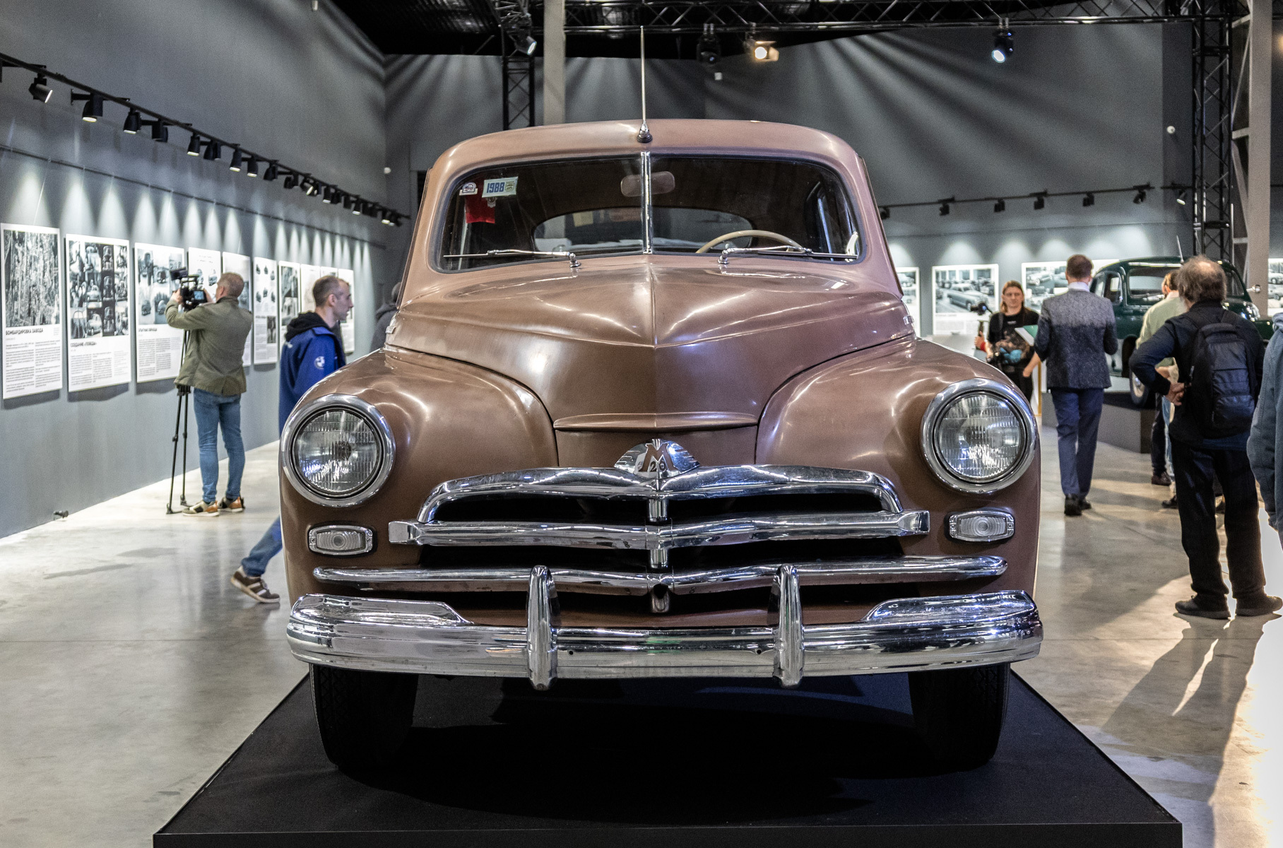 Производство «Победы» началось в августе 1946 года. На фото автомобиль 1955 года, выпущенный в момент перехода со второй на третью серию.
