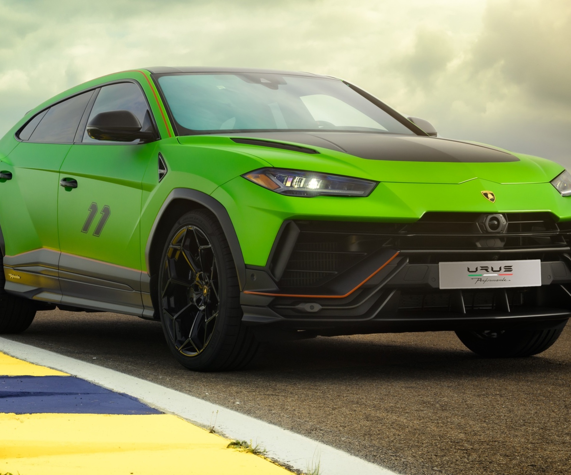 Lamborghini выпустила особый Urus для владельцев гиперкара Essenza SCV12 —  Motor