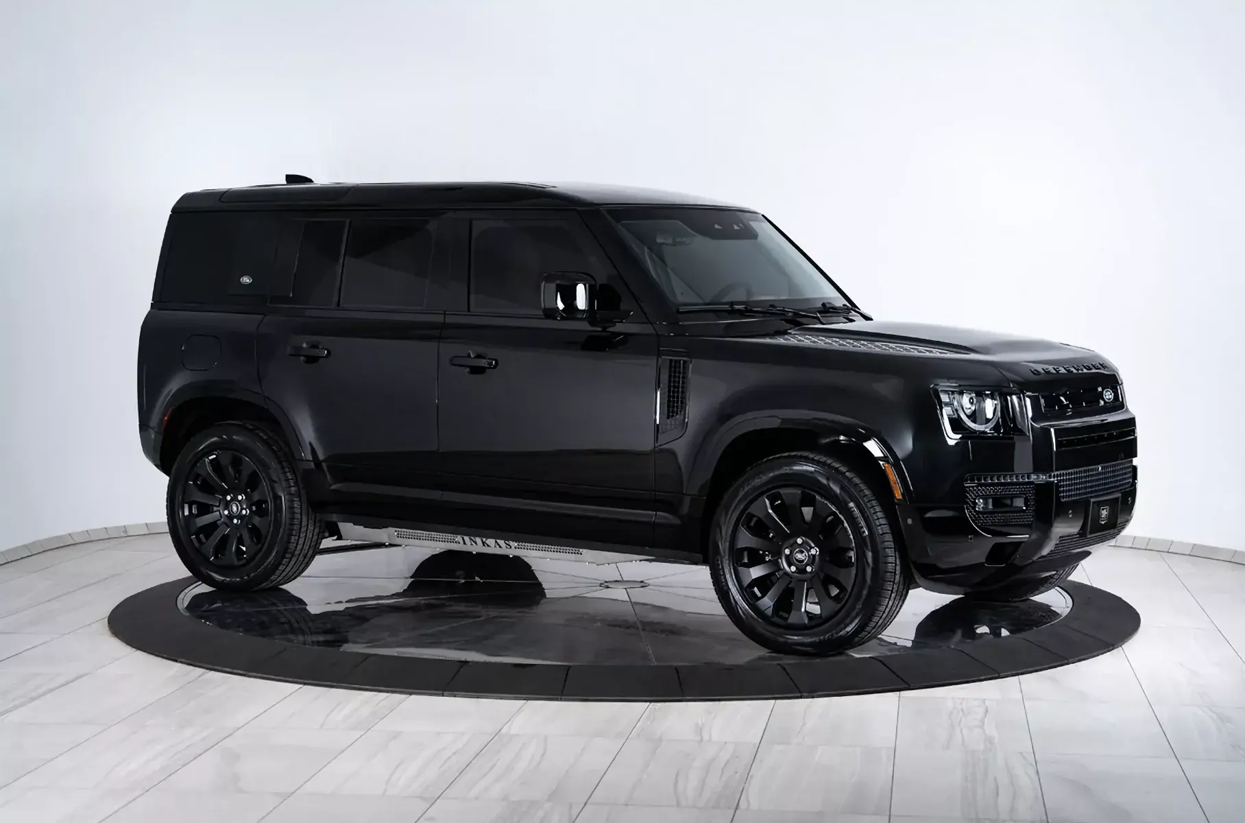 В Канаде построили бронированный внедорожник Land Rover Defender с двигателем V8