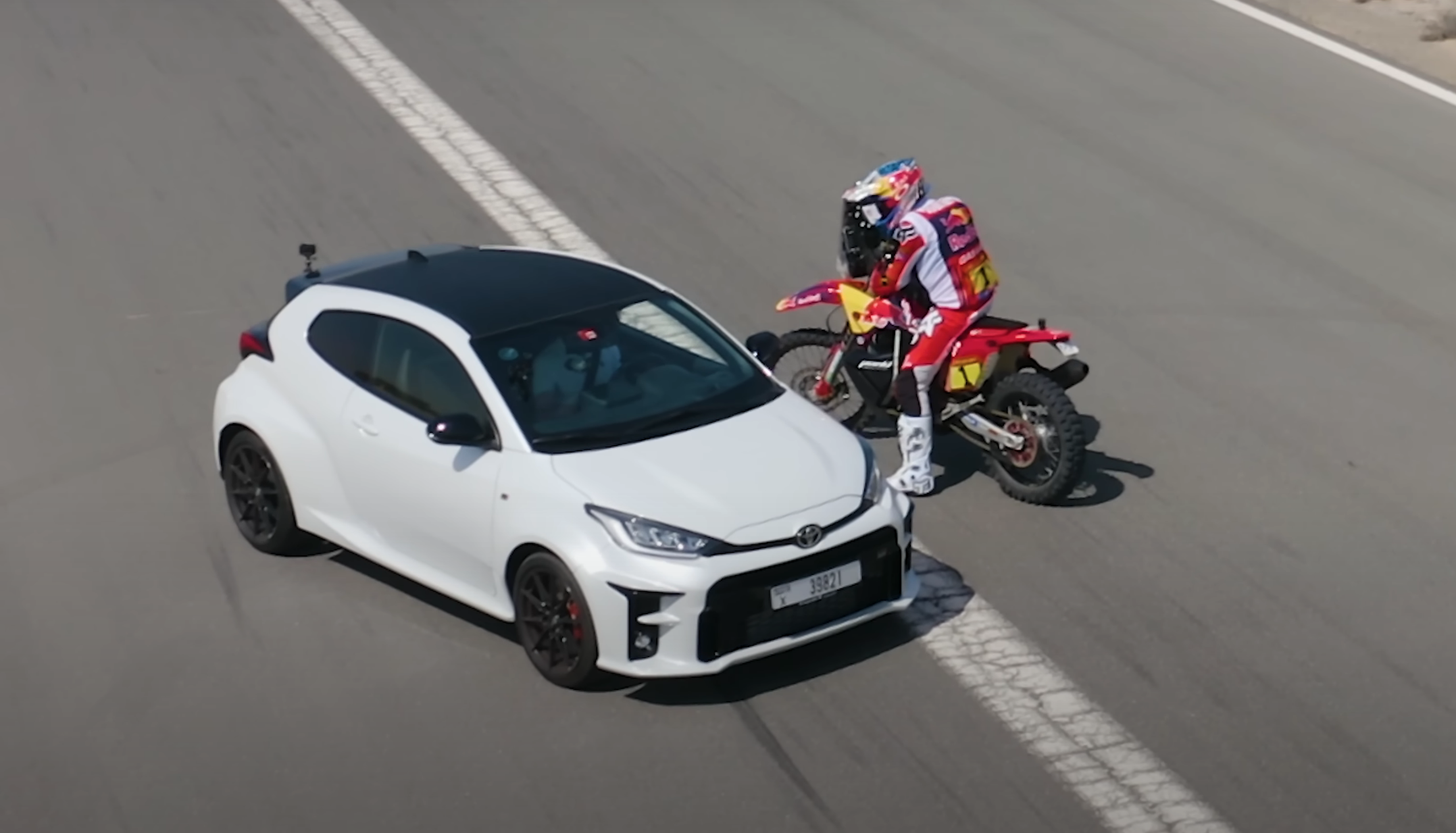 Блогеры устроили битву двух «заряженных» спорткара Toyota с раллийным мотоциклом