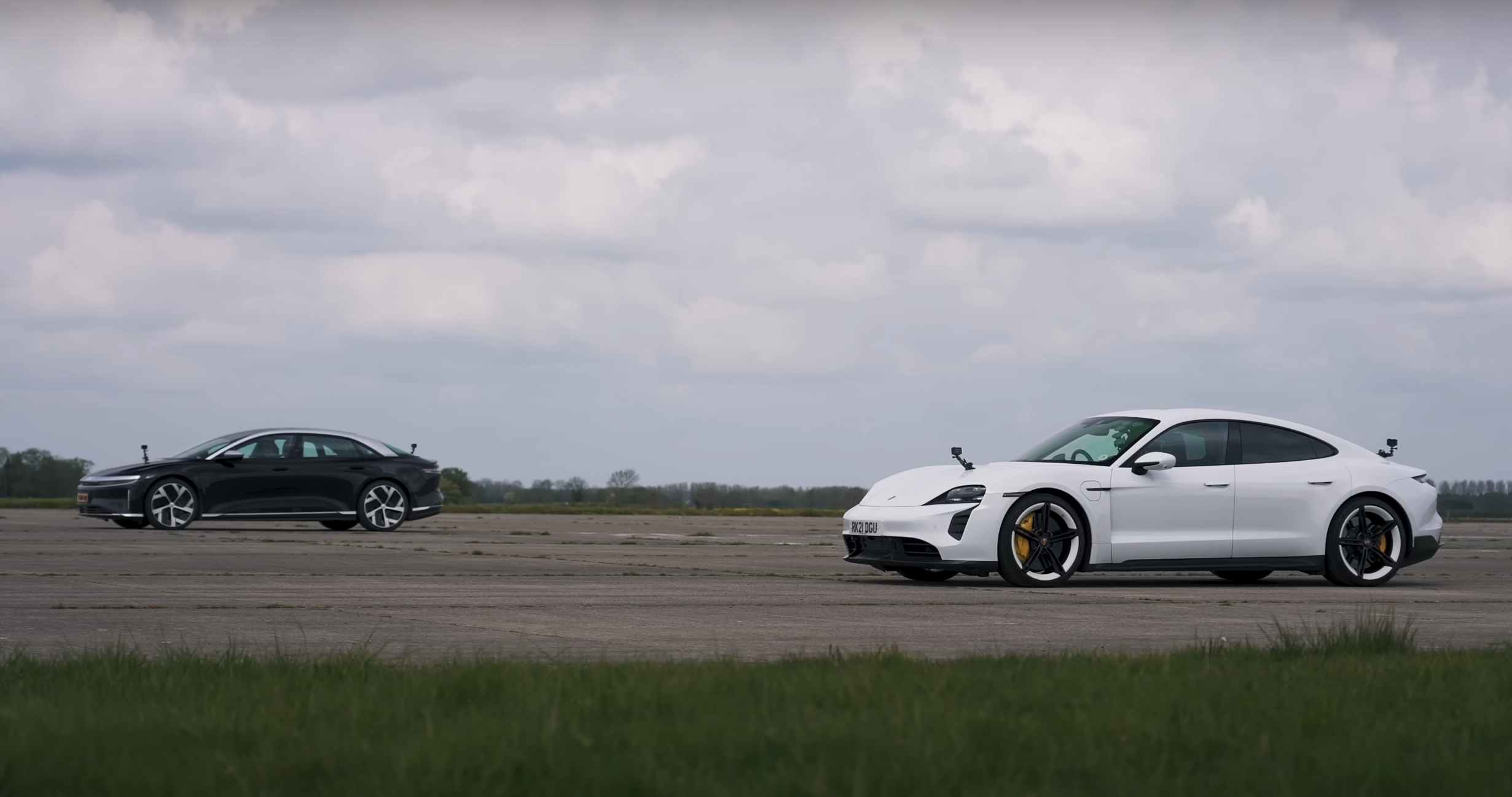 Блогеры устроили битву электроседанов Porsche Taycan Turbo S и Lucid Air Performance