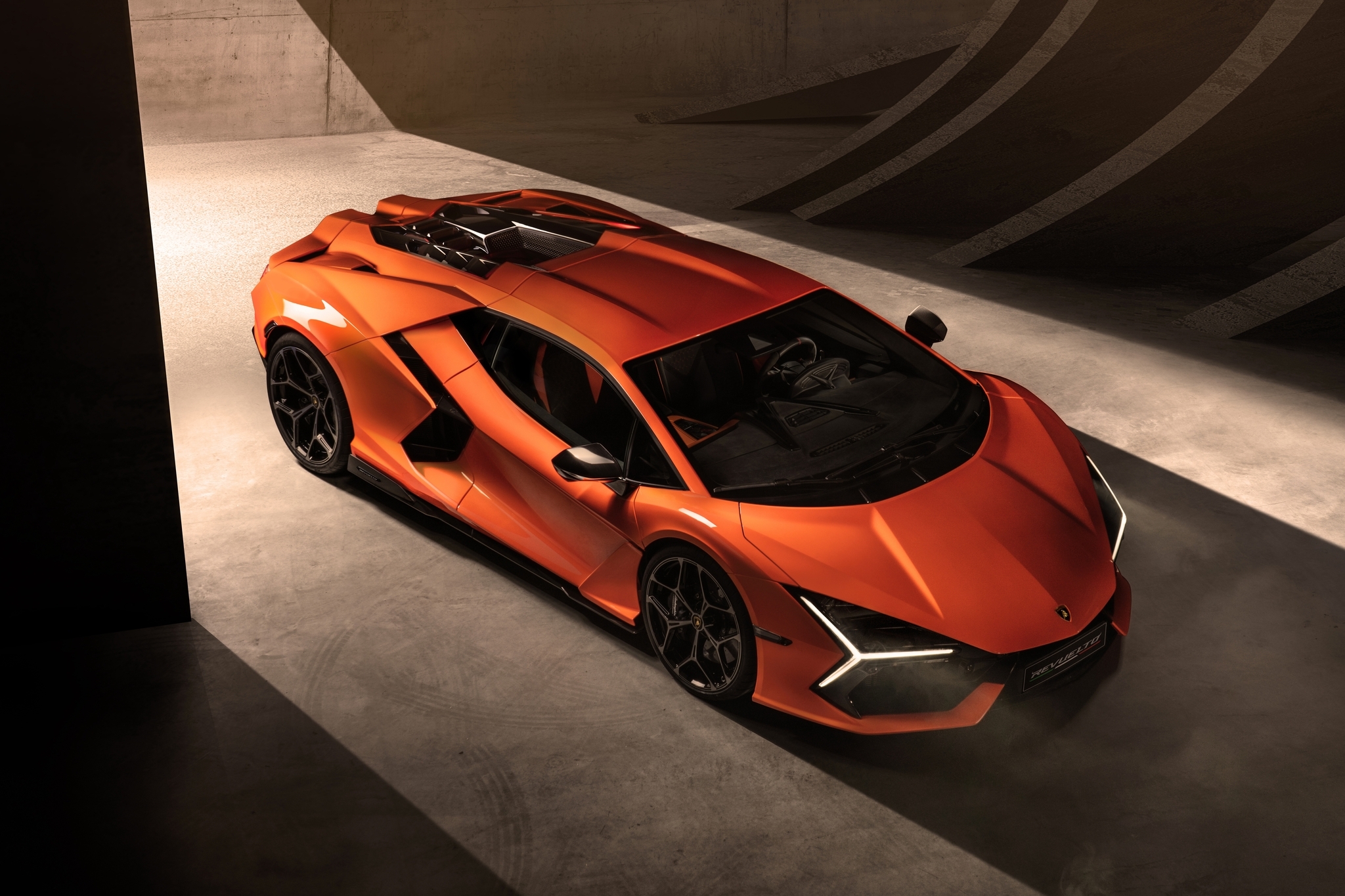 Компания Lamborghini показала процесс сборки нового гибридного гиперкара Revuelto