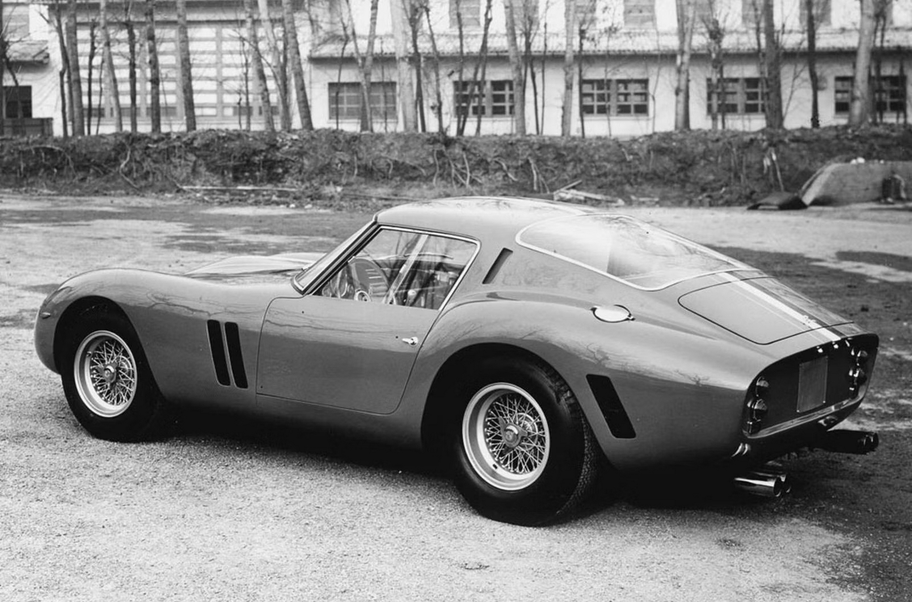 Самый первый экземпляр 250 GTO (шасси 3223GT) во время показа журналистам в феврале 1962 года, во дворе фабрики Ferrari
