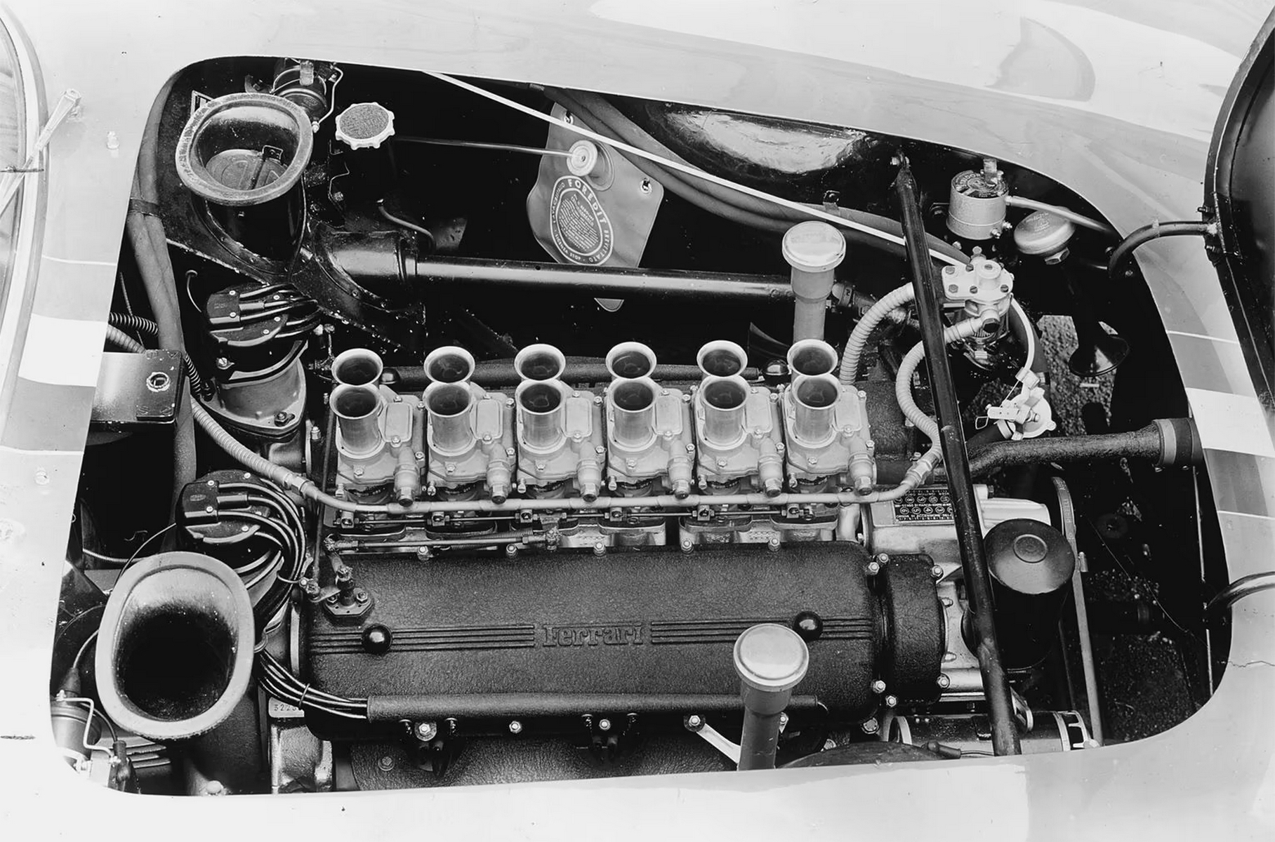 В развале трёхлитрового мотора Tipo 168/62 Competizione стояли шесть вертикальных карбюраторов Weber 38 DCN. Мощность составляла около 300 л.с.