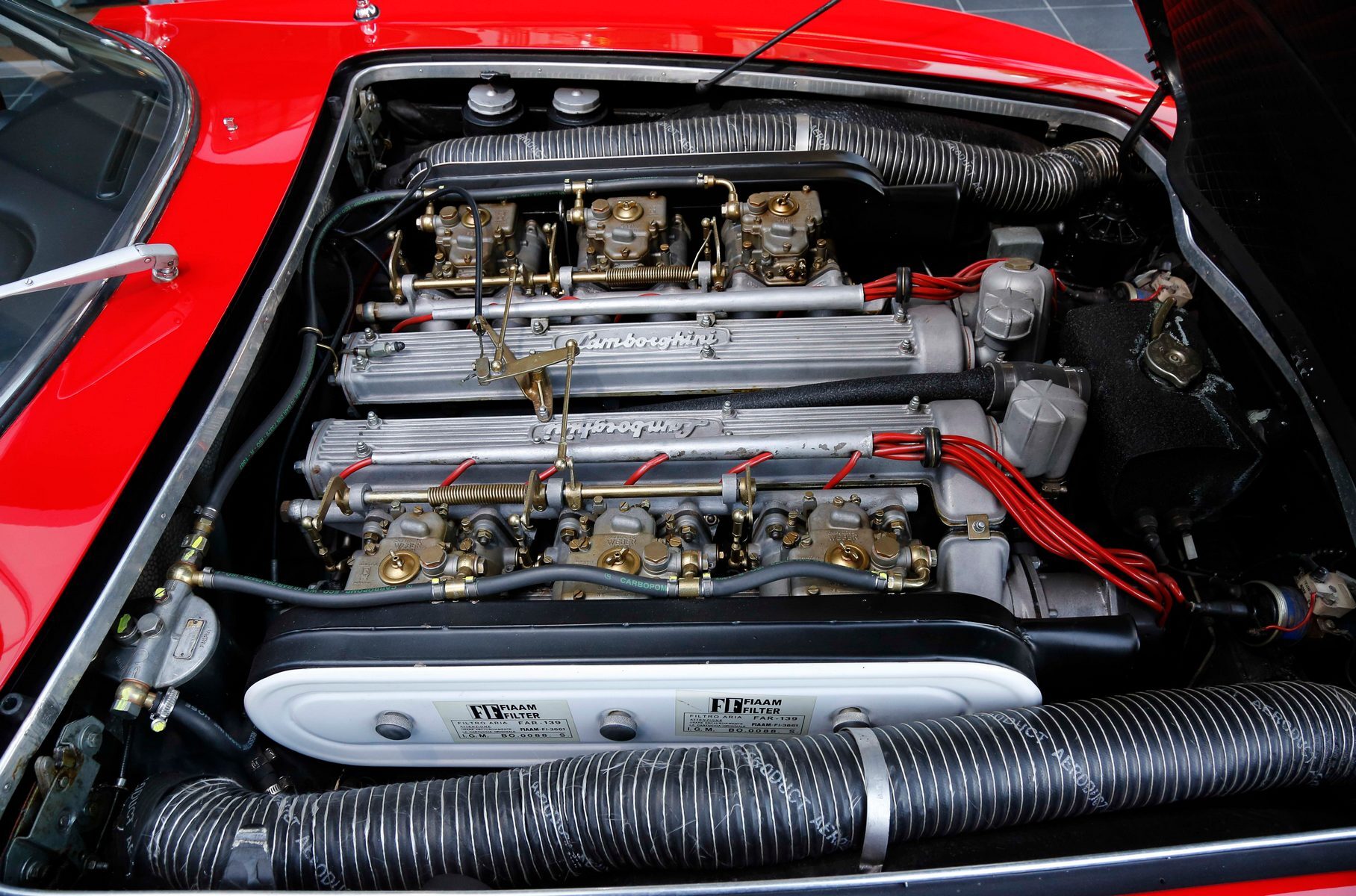 А это V12 конструкции Биззаррини в том виде, в котором он пошёл в серию — под капотом Lamborghini 350 GT. Джанпаоло Даллара снабдил его горизонтальными карбюраторами и обычной системой смазки.