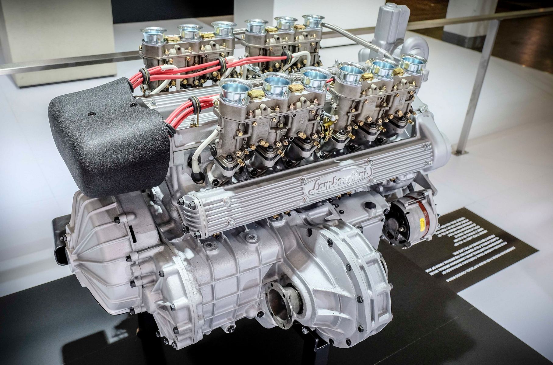 Версия того же мотора для поперечной установки на среднемоторный Lamborghini Miura: рабочий объём нарастили до 3,9 литров, блок цилиндров объединили с картером трансмиссии, установили вертикальные карбюраторы. Мощность — 345 л.с.