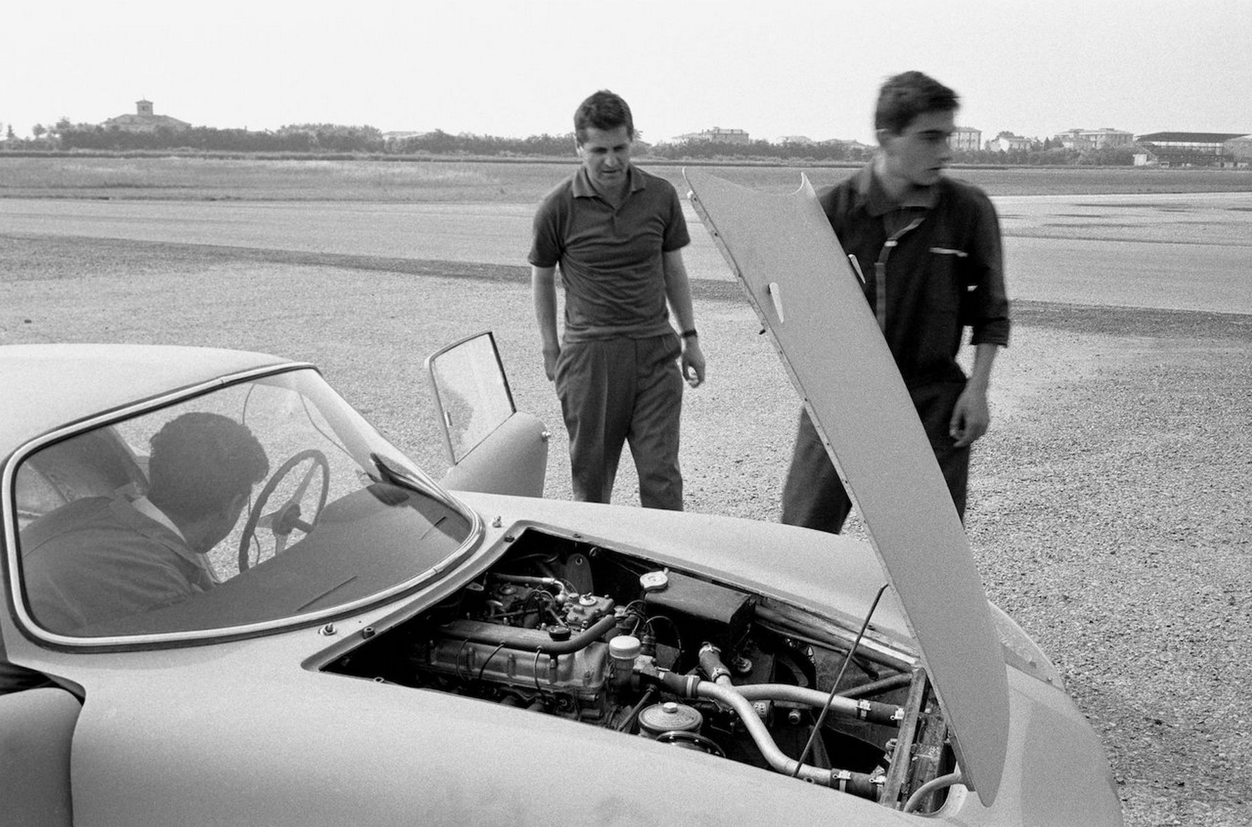 Джотто Биззаррини на тестах ASA 1000 GTC в июне 1963 года на аэродроме Модены