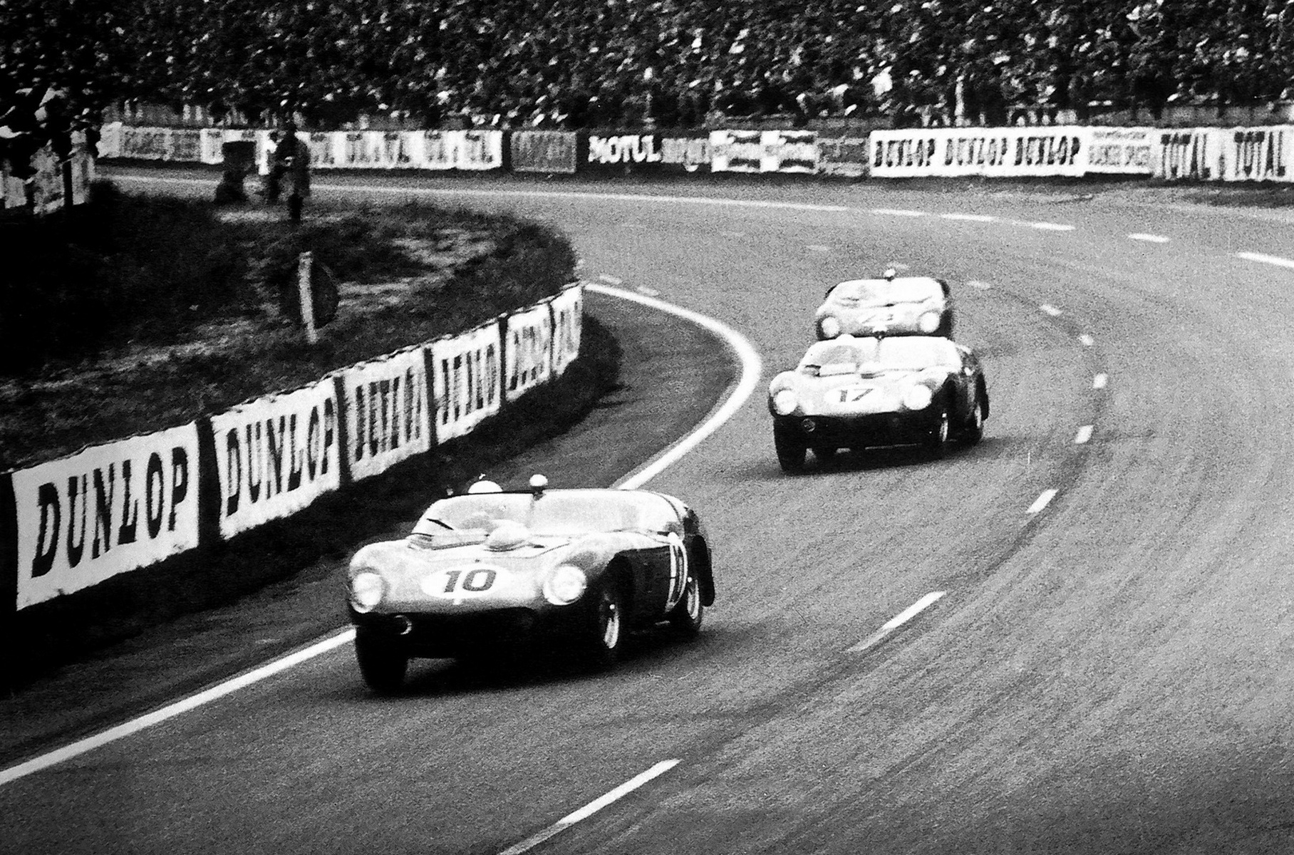 Две «Тестароссы» Ferrari 250 TRI/61 на марафоне «24 часа Ле-Мана» 1961 года. Впереди, под номером 10 — машина победителей гонки, бельгийца Оливье Гендебьена и американца Фила Хилла