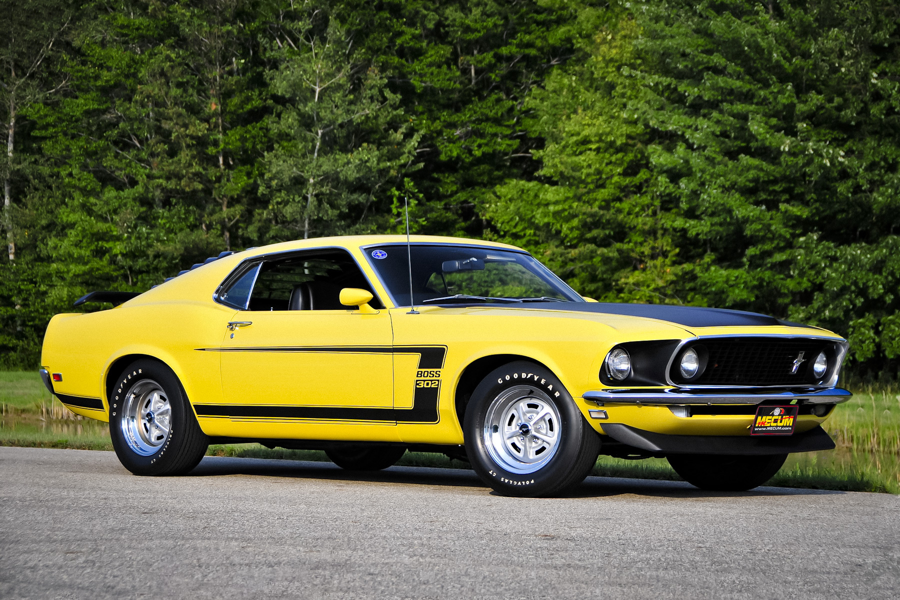 Ford Mustang Boss 302 1969 года. Он довольно далеко ушел от «стройного» исходника 1964–1965 года. Из-за самого названия «Ford Mustang II» все Мустанги, выпущенные до 1973 года нередко причисляют к первому поколению. Но это как минимум не вполне точно. Ниже вы увидите, каким огромным стал Mustang и как мало он был похож на оригинальную модель. Словом, тревожные трансформации иконы начались задолго до Mustang II