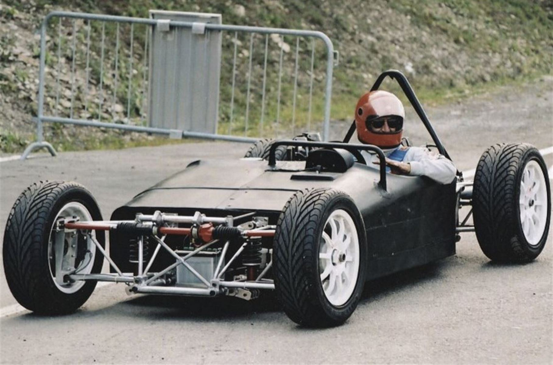 В начале двухтысячных Биззаррини занимался проектом сверхлёгкого спорткара Bebi Quercianella для шведского бизнесмена Класа Мюллера. На фото с тестов — ранняя версия машины, к тому же без оперения. Благодаря этому видно углепластиковый монокок. За рулём — сам конструктор.