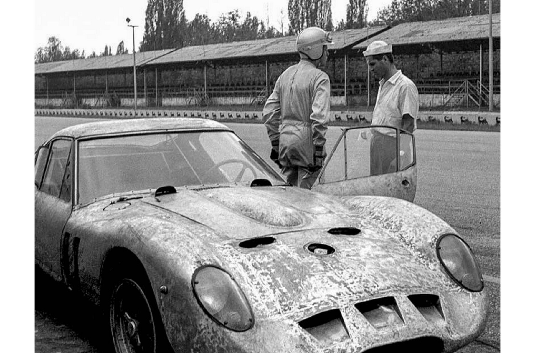 Джотто Биззаррини (справа) и бельгийский гонщик Вилли Мэресс на тестах прототипа «La Papera» в Монце в сентябре 1961 года