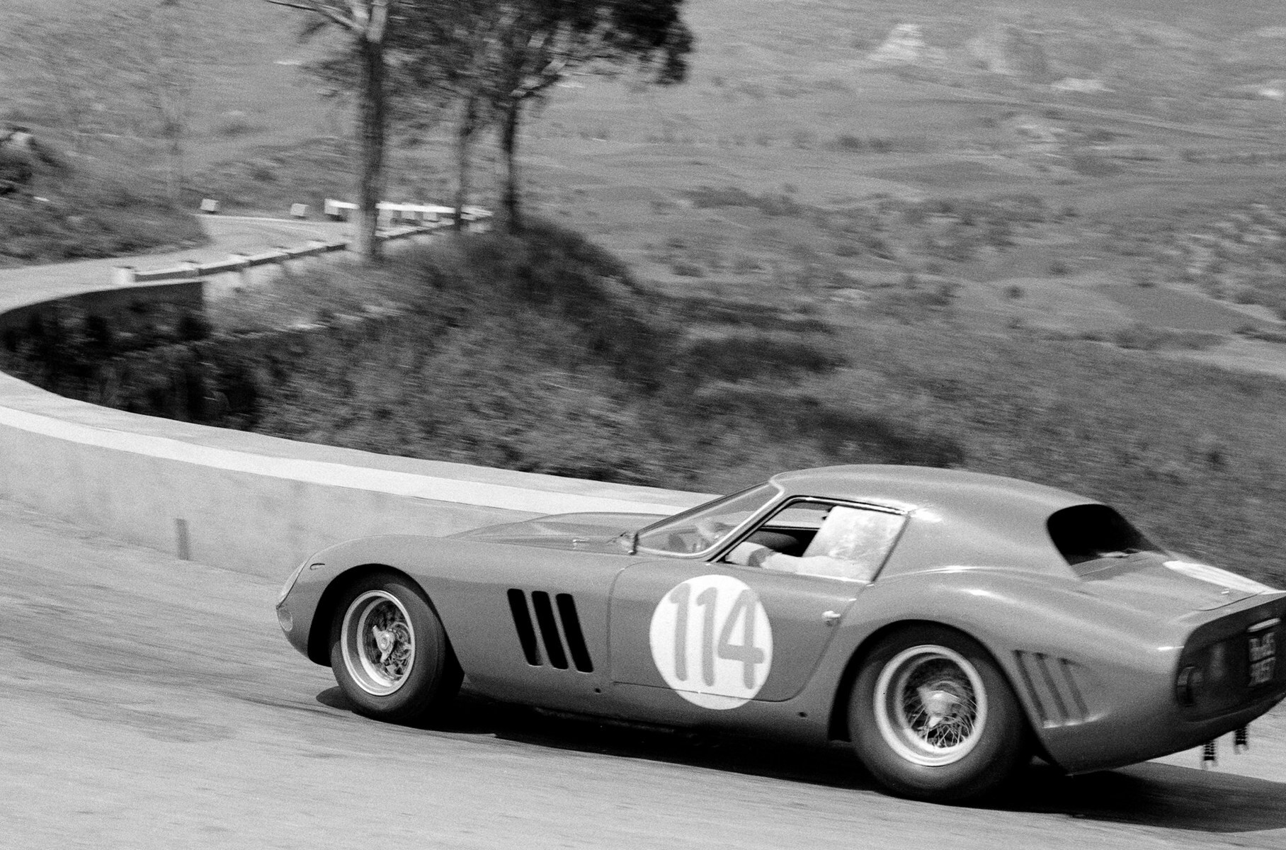 Третий владелец этой машины Коррадо Ферлаино в начале 1964 года «переодел» её в кузов второй серии ателье Scaglietti. Снимок сделан на дорожной гонке Targa Florio 1964 года (1 место в классе, 5 место в абсолютном зачёте)