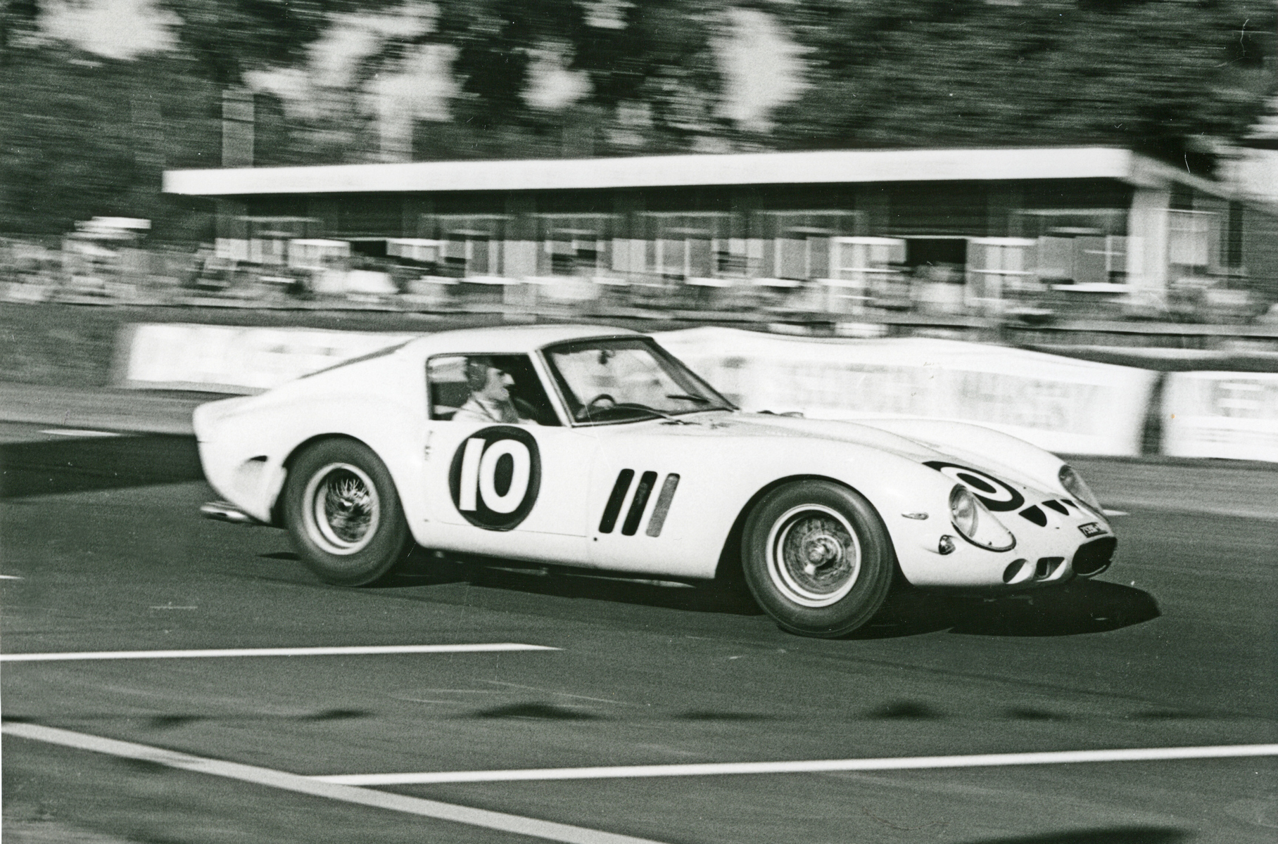 Двукратный чемпион мира Грэм Хилл за рулём Ferarri 250 GTO (шасси 3729GT) на гонке в Гудвуде (1962 год)