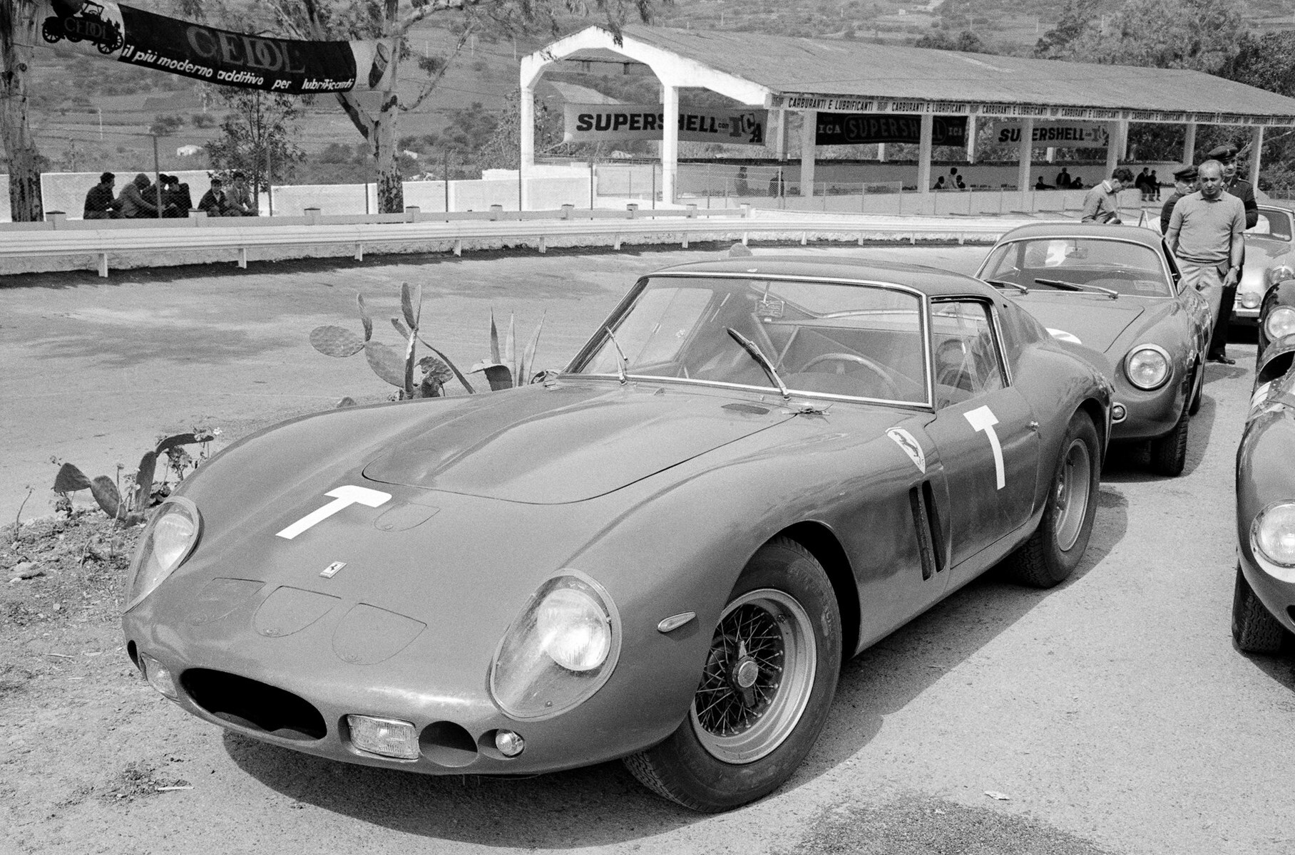 Третий экземпляр Ferrari 250 GTO из 36 построенных (шасси 3413GT) на дорожной гонке 1962 года. Там машину ещё до передачи покупателю тестировали заводской гонщик Фил Хилл и технический директор Мауро Форгьери.