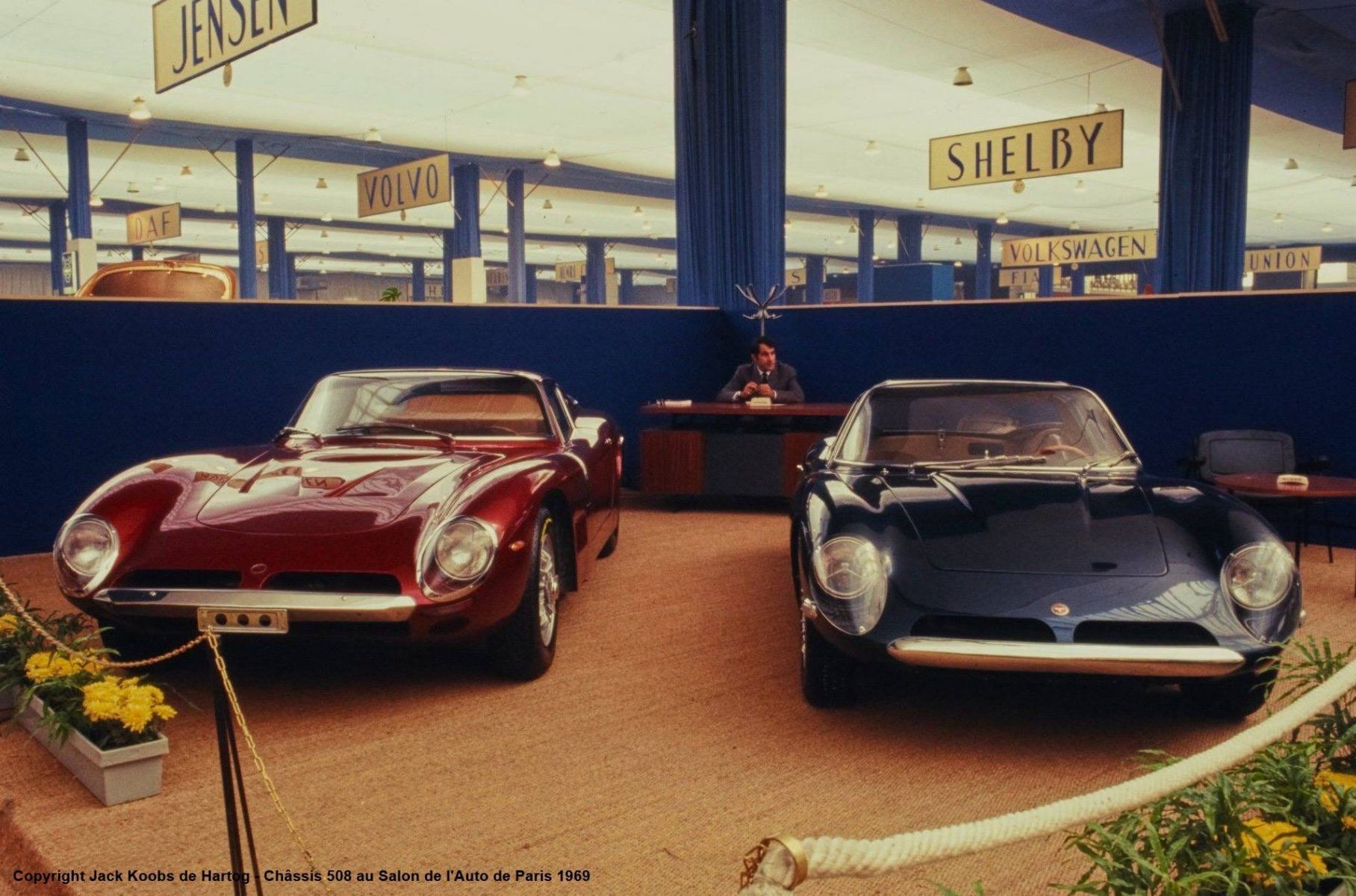 Bizzarini 1900 Europa (шасси 508) на Парижском автосалоне 1969 года рядом с Bizzarrini Strada 5300 (слева)