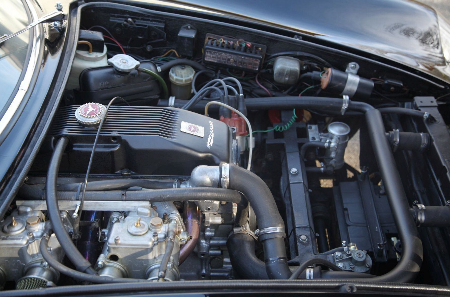 Под капотом — четырёхцилиндровый двигатель Opel с горизонтальными карбюраторами Weber