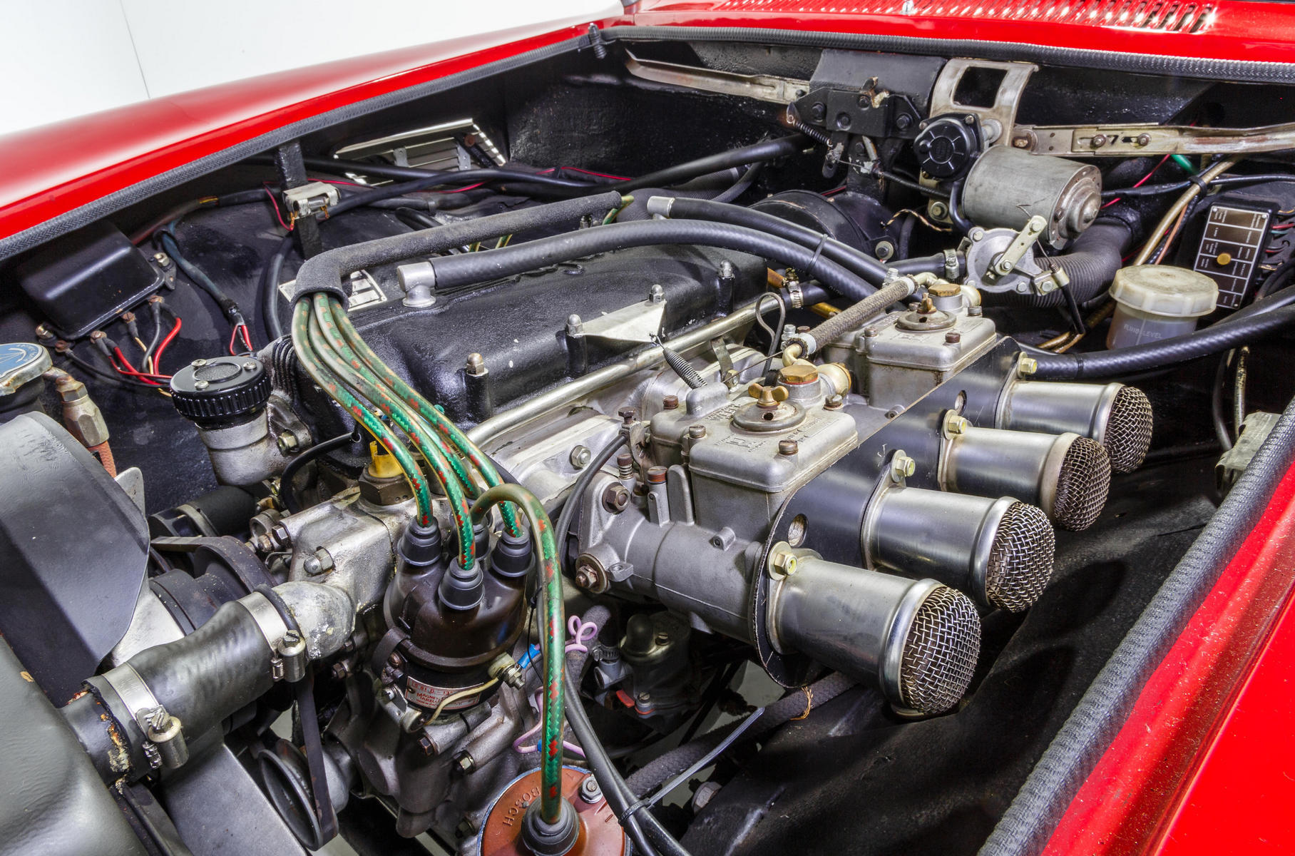 Четырёхцилиндровый мотор Tipo 141 представлля собой кусочек от V12 Ferrari конструкции Коломбо. При рабочем объёме чуть больше литра он развивал примерно 91–96 л.с. в дорожной версии