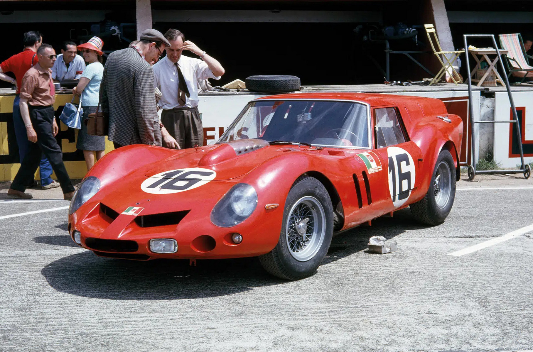 Построенный для графа Вольпи Ferrari 250 «Breadvan» в Ле-Мане в 1962 году. Тогда на нём выступали итальянец Карло Мария Абато и англичанин Колин Дэвис. Их экипаж шёл на седьмом месте, опережая гонщиков на «настоящих» Ferrari 250 GTO, но сошёл всего через три часа гонки из-за поломки карданного вала