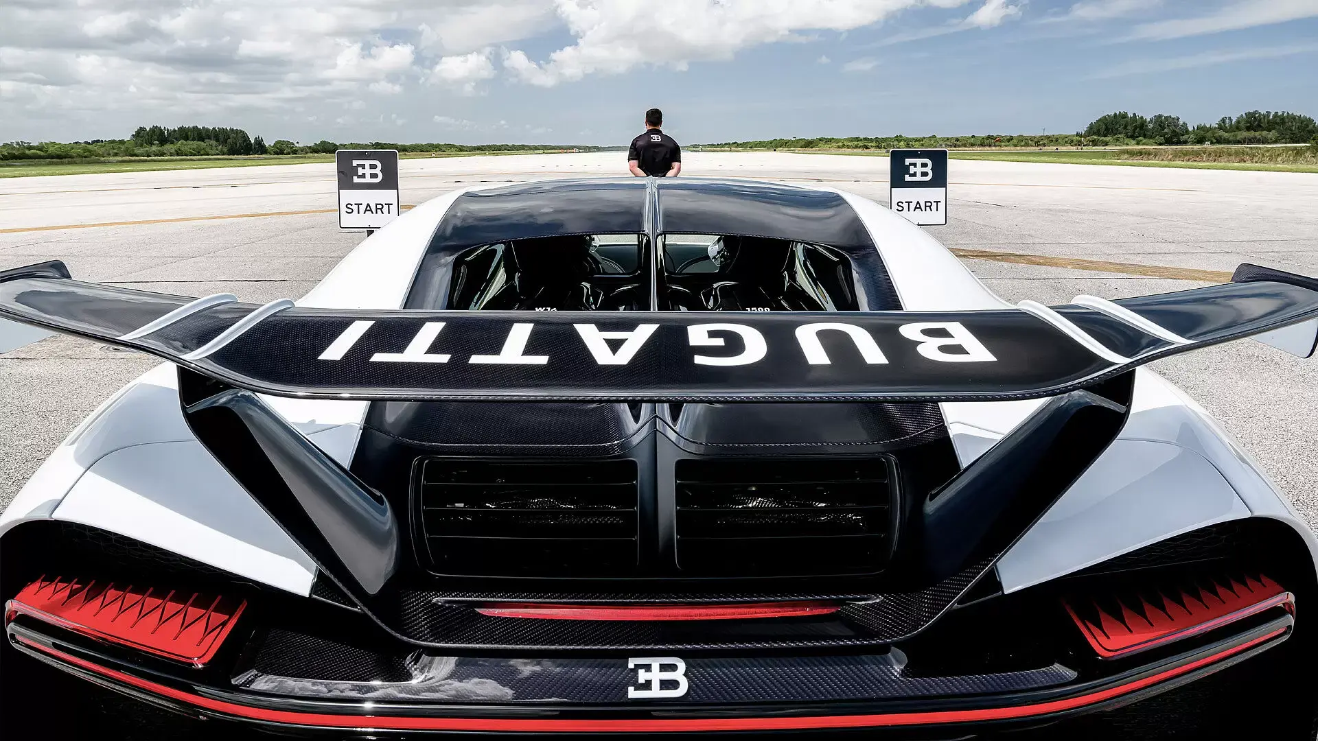Компания Bugatti позволила владельцам гиперкара Chiron разогнаться до 400 километров в час