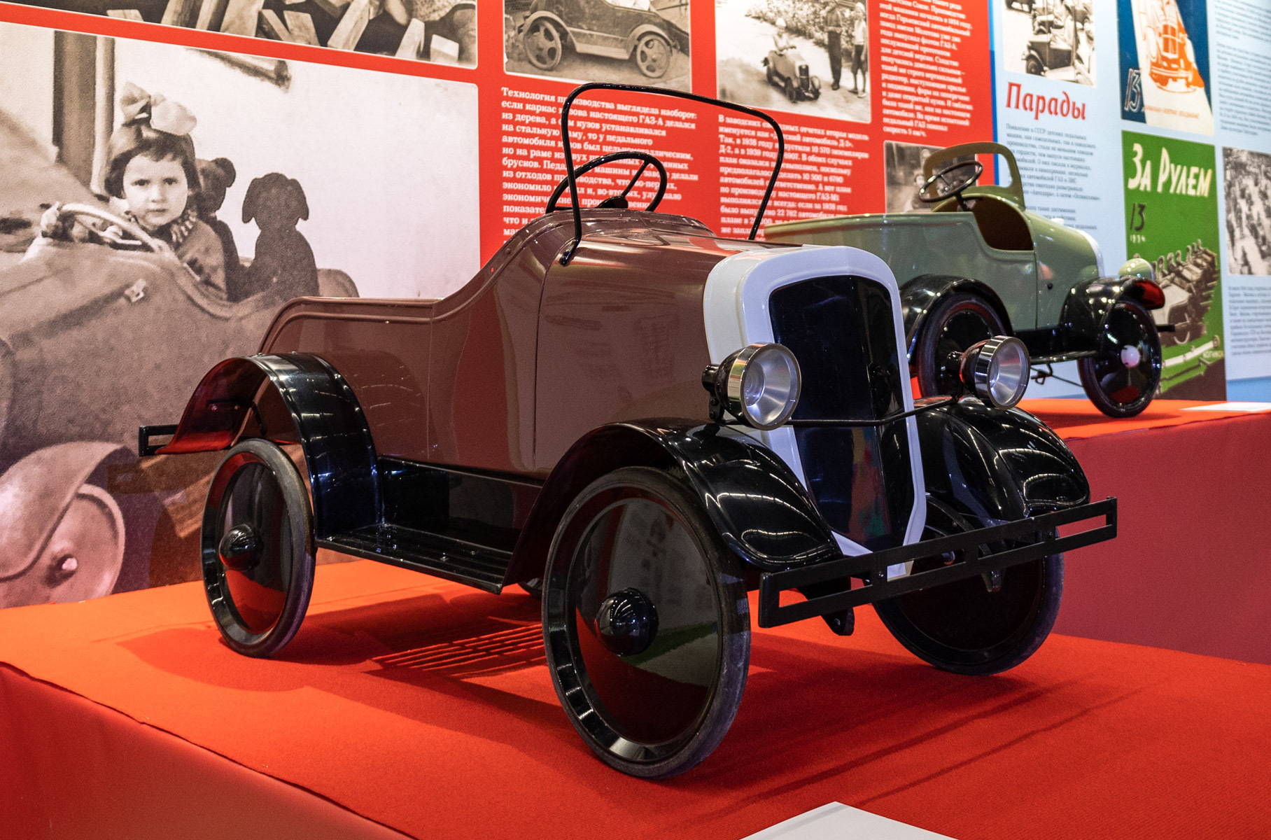 Вторая модель педального автомобиля появилась в 1936 году. Она напоминала [ГАЗ-М1](https://motor.ru/stories/gazm1.htm). В принципе, машинка осталась прежней, сменив лишь «облицовку радиатора» на наклонную и V-образную. Модель называлась «Детский автомобиль Д-2».