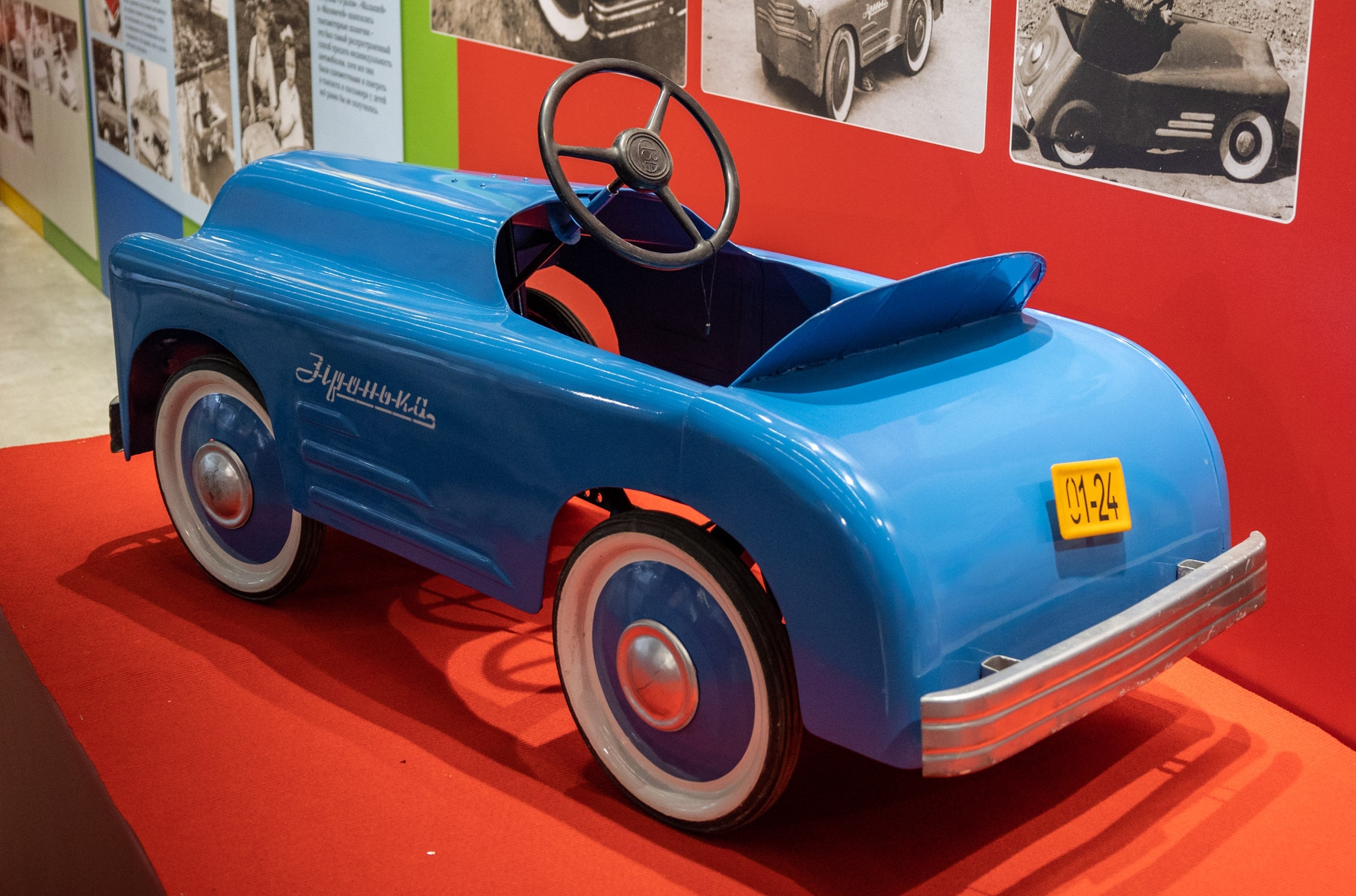 Машинка «Зiронька» выпускалась в 1950-е годы Львовским заводом автопогрузчиков. Ее прототипом стала «Победа» второй серии.