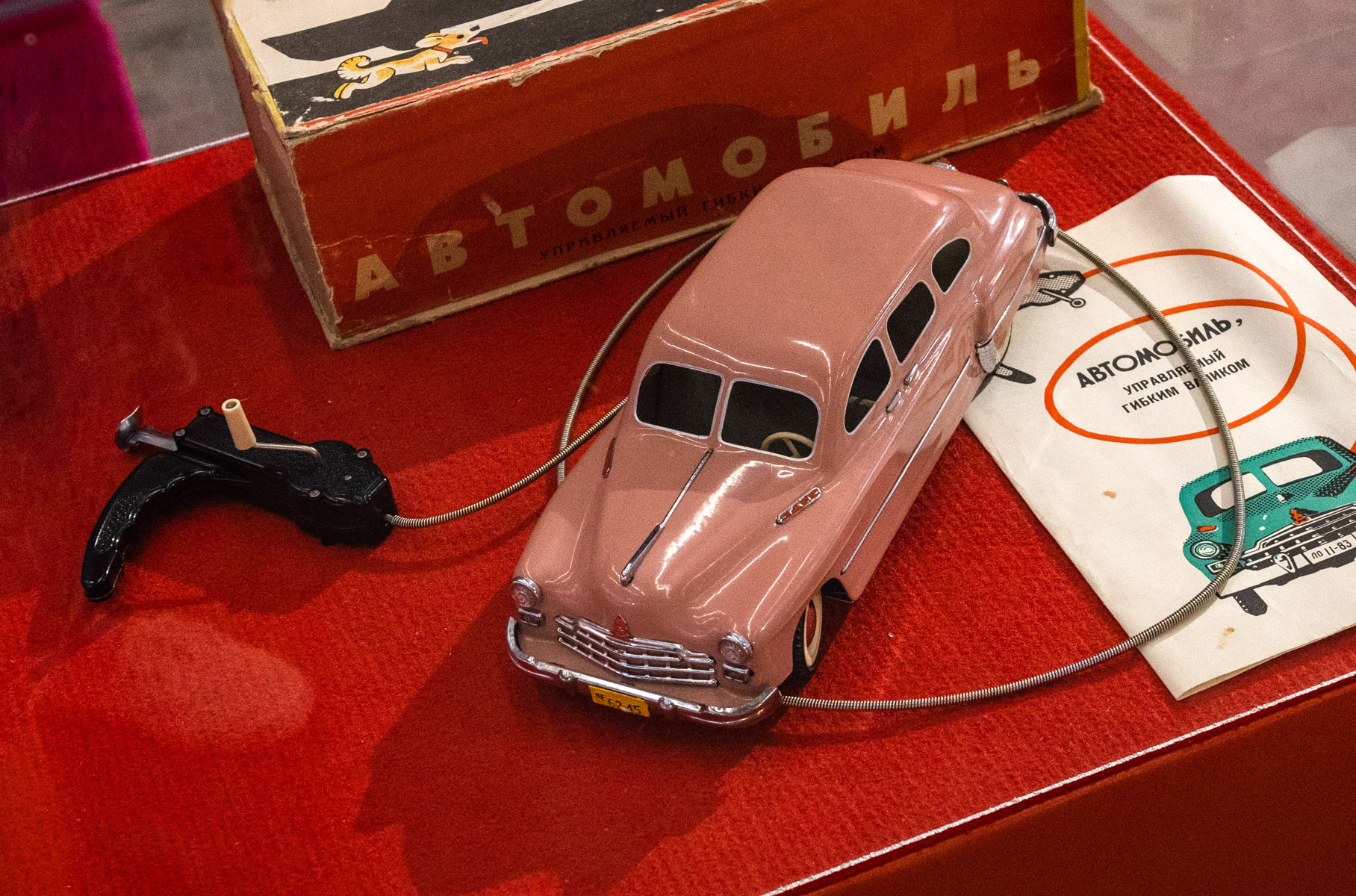 В нашей галерее еще много уникальных машинок и советских игрушек. Листайте фотографии.