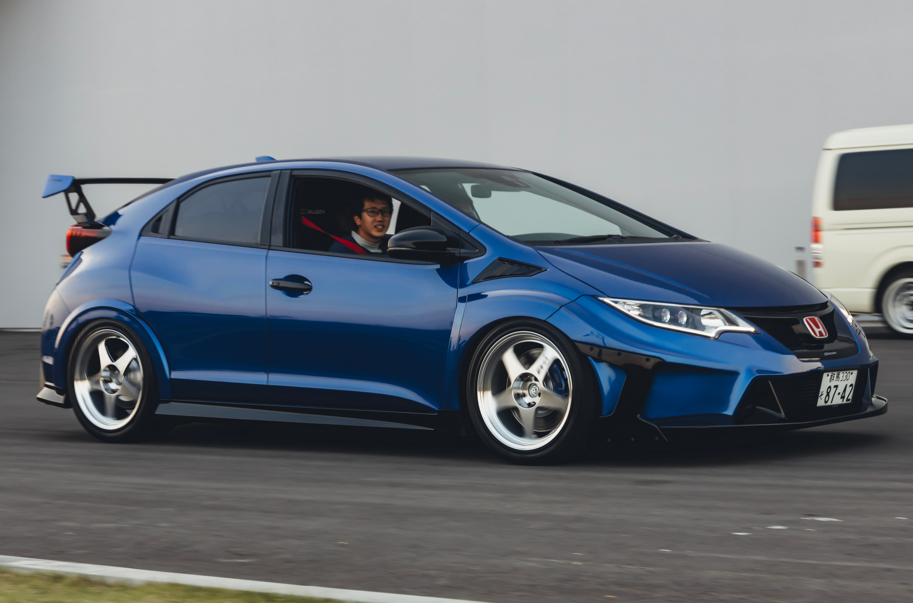 Honda Civic Type-R (FK2) встречается в Японии очень редко: была продана лишь небольшая партия из 750 машин. Этот экземпляр выделяется обвесом Mugen
