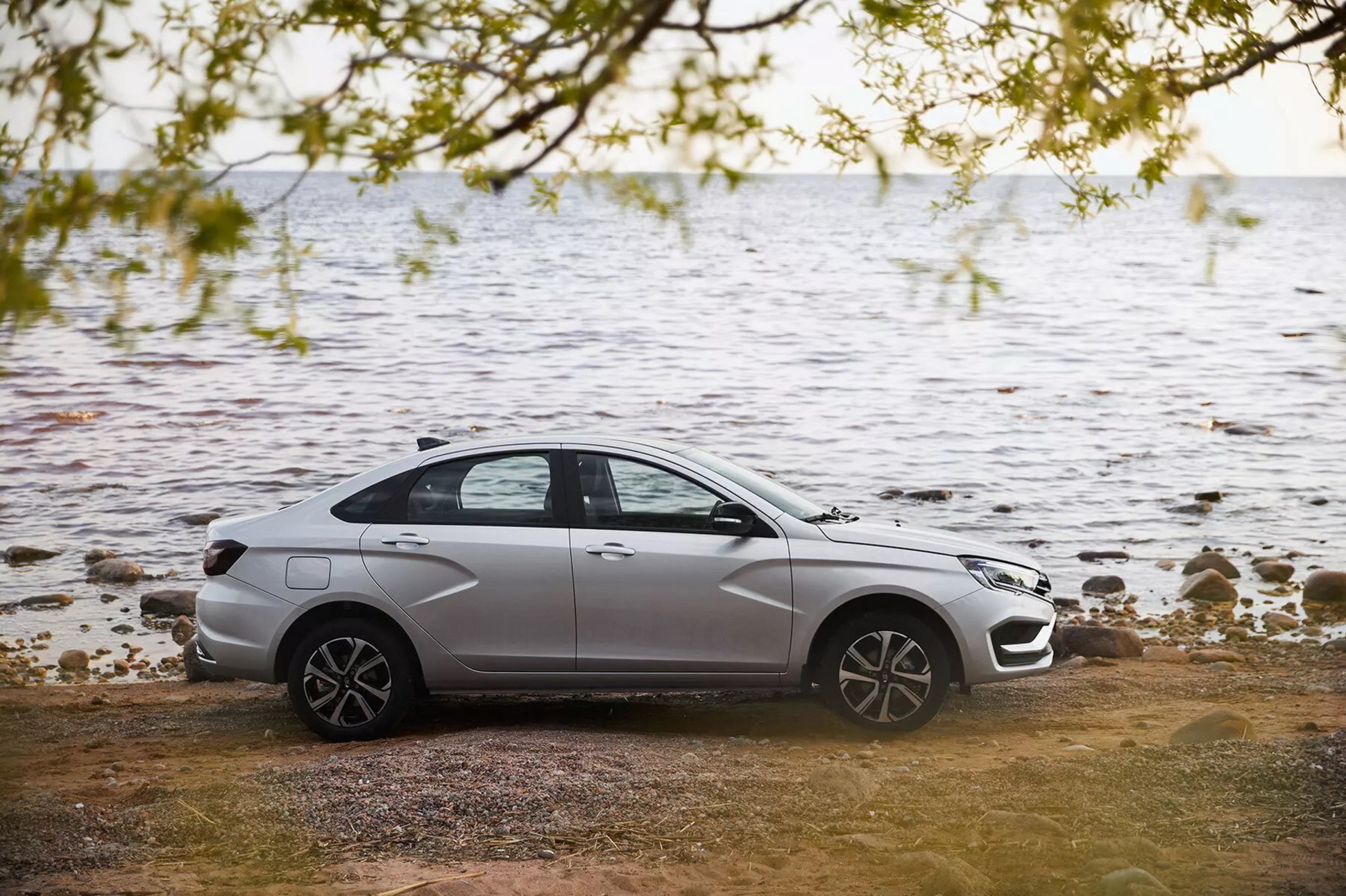 АвтоВАЗ пообещал сурово наказать дилеров Lada, завышающих цены — Motor