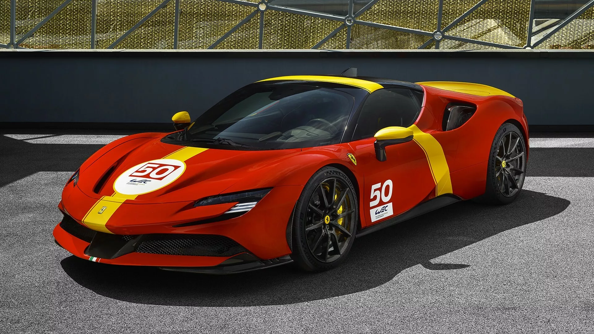 Компания Ferrari посвятила победе в Ле-Мане особую ливрею супергибрида SF90 Stradale