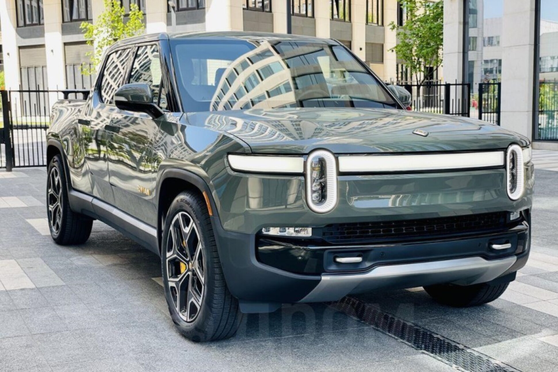 В России появился в продаже 765-сильный электропикап Rivian — Motor