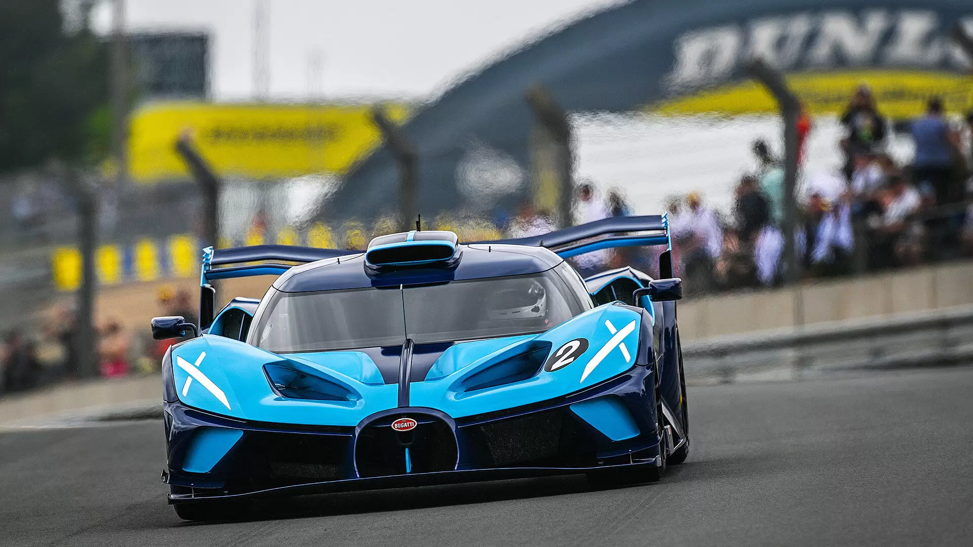 Эксклюзивный трековый гиперкар Bugatti Bolide выехал на гоночную трассу в Ле-Мане