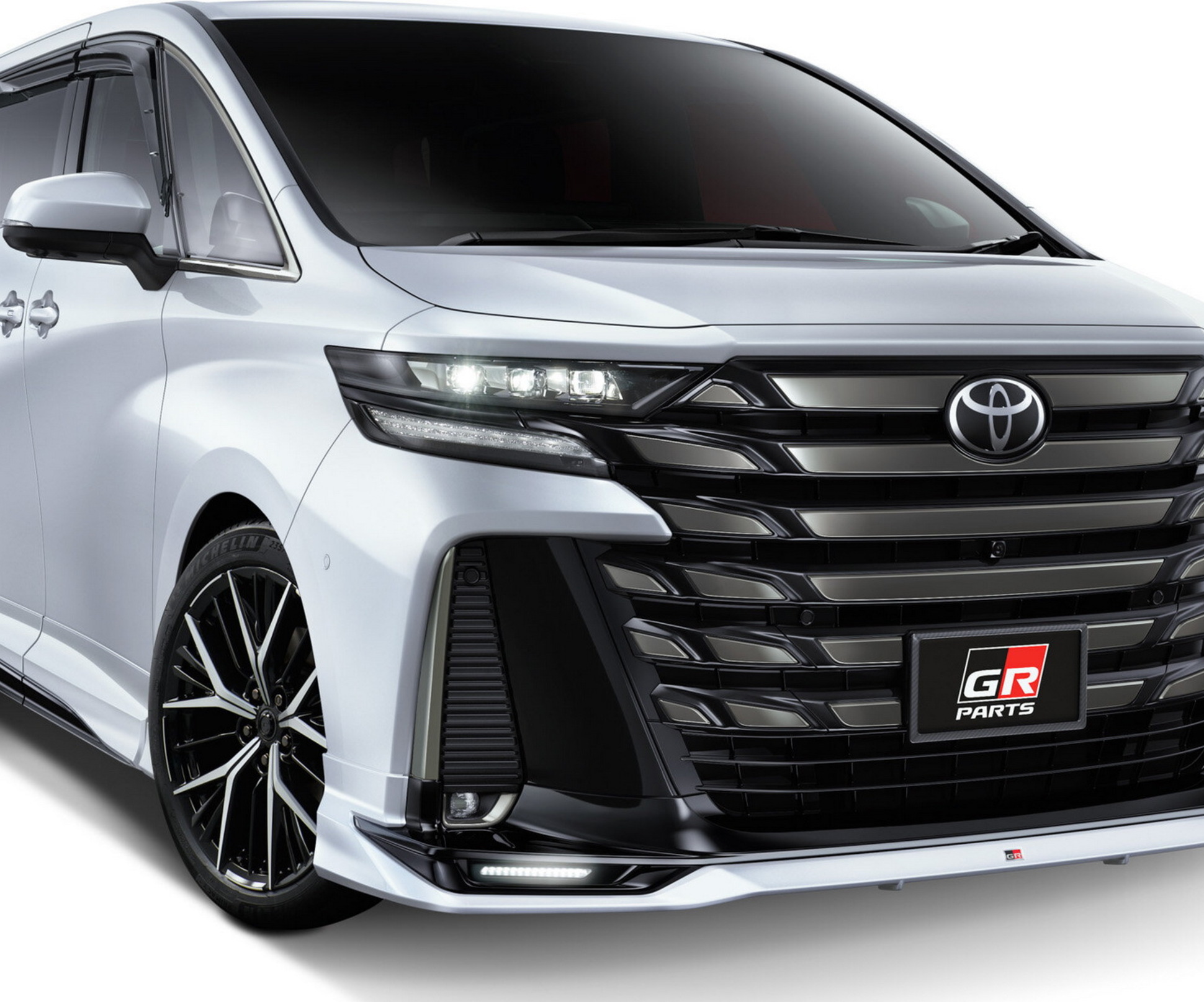 Для новой Toyota Alphard разработали первый тюнинг-кит — Motor