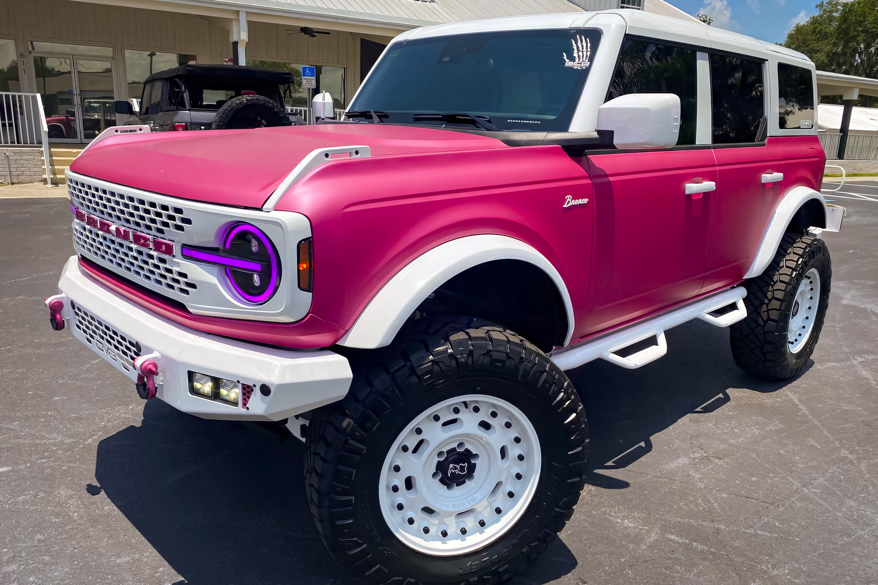 Ford Bronco превратили в гламурный автомобиль для Барби - Рамблер/авто