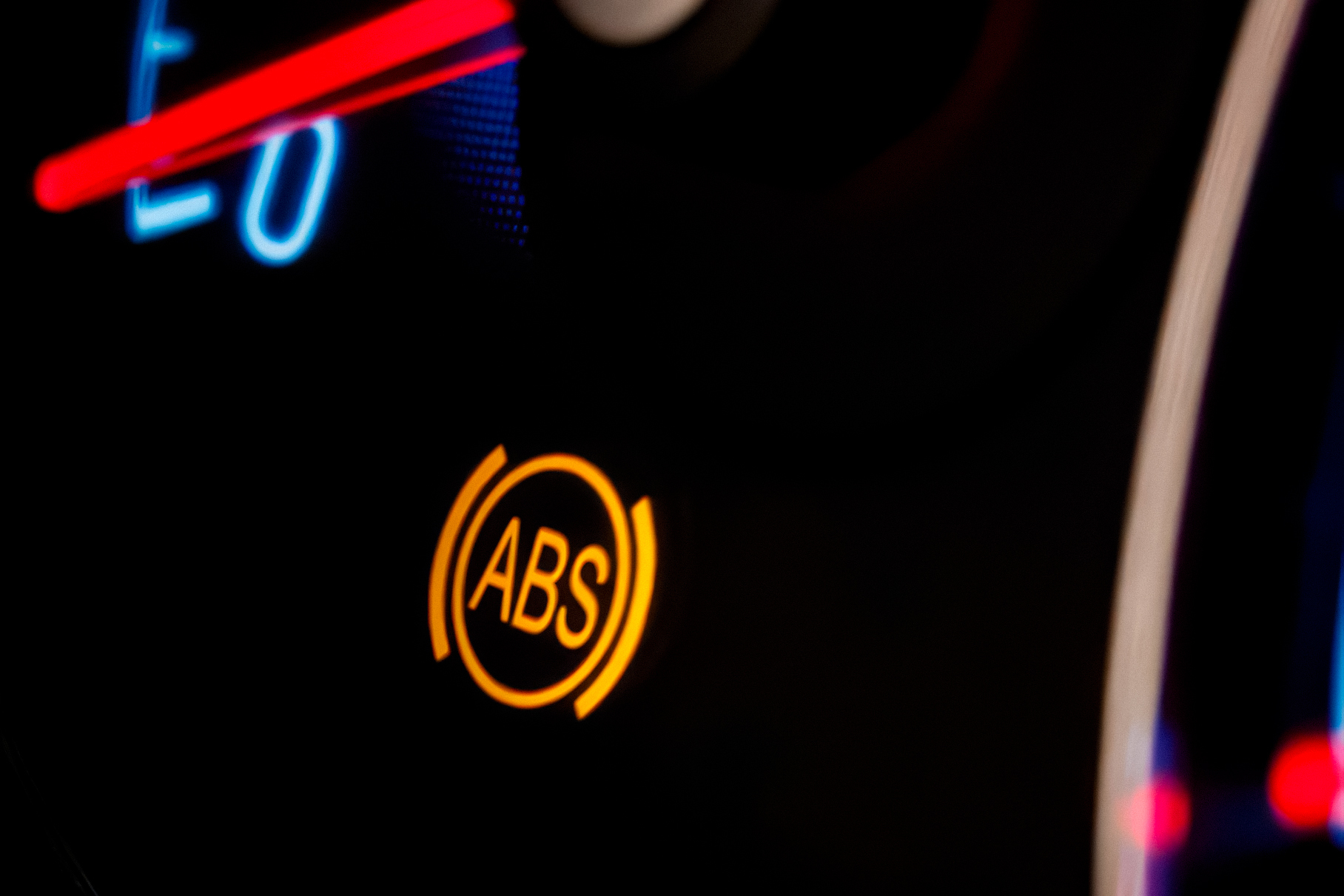Почему горит лампочка абс. Лампочка ABS. ABS на панели авто. Лампа в индикатор ABS. Лампочка АБС В авто.