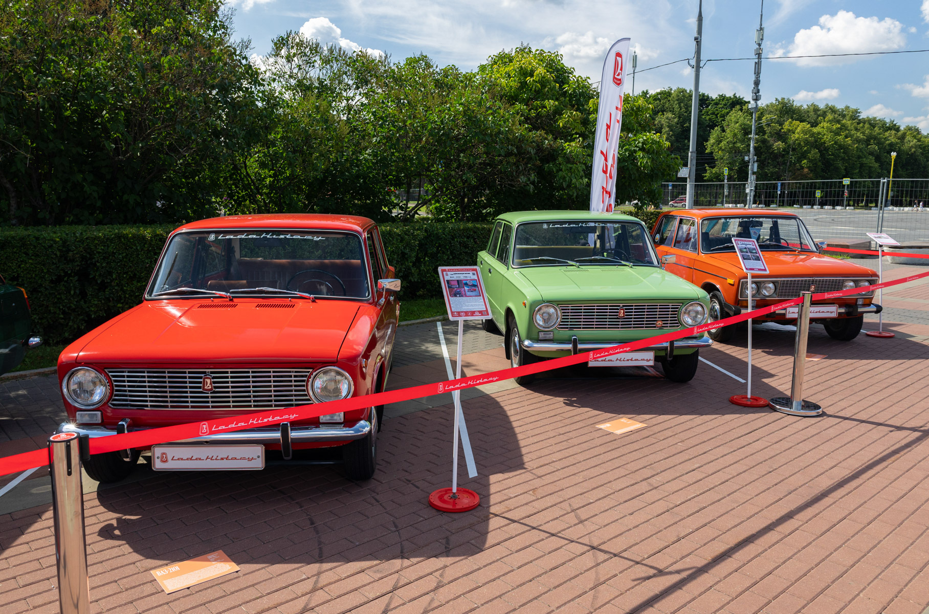 Ретрорейс» прокатился по Москве: самые яркие автомобили | NEWS MEDIA